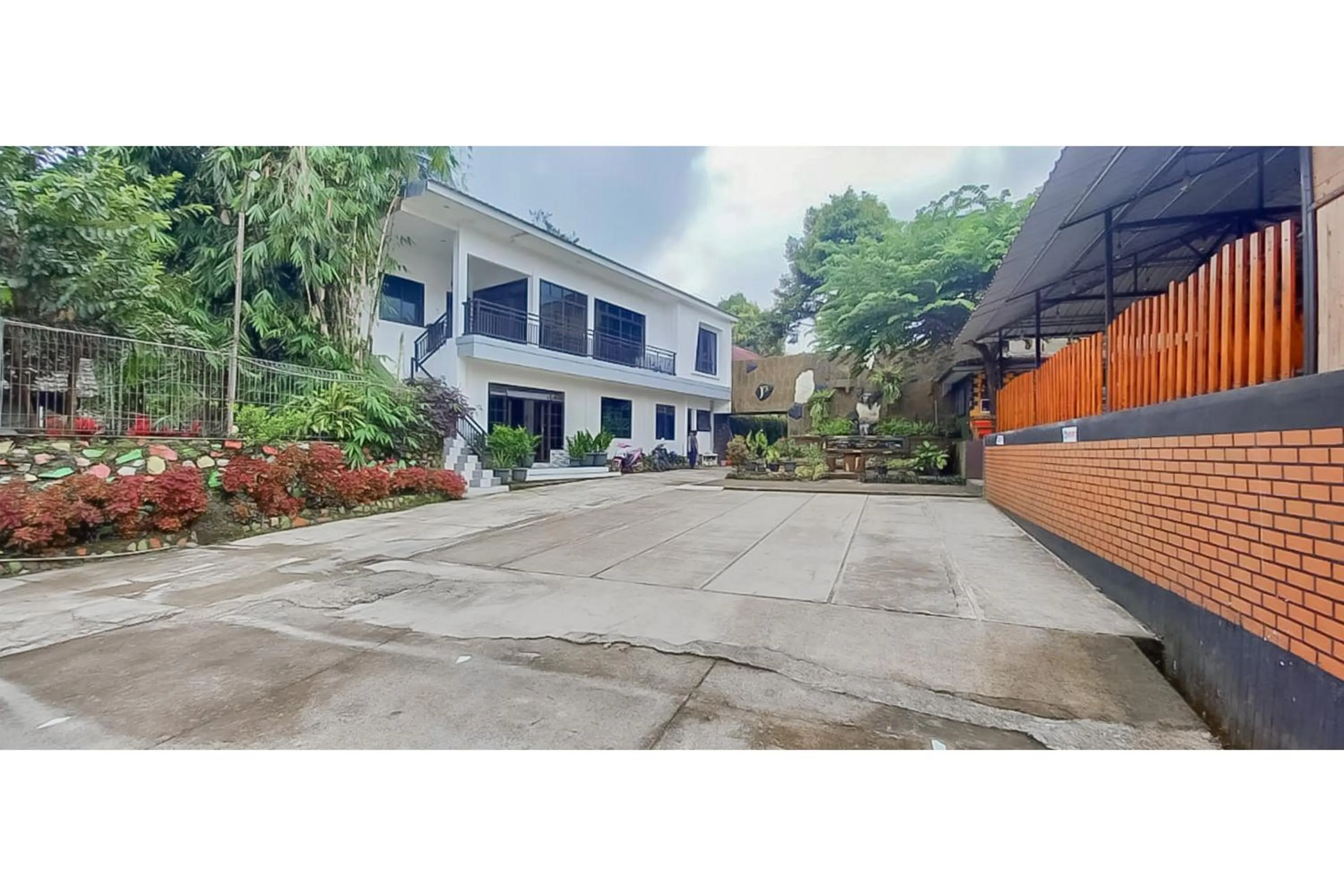 Property building in Hotel Sri Indrawati Puncak Mitra RedDoorz