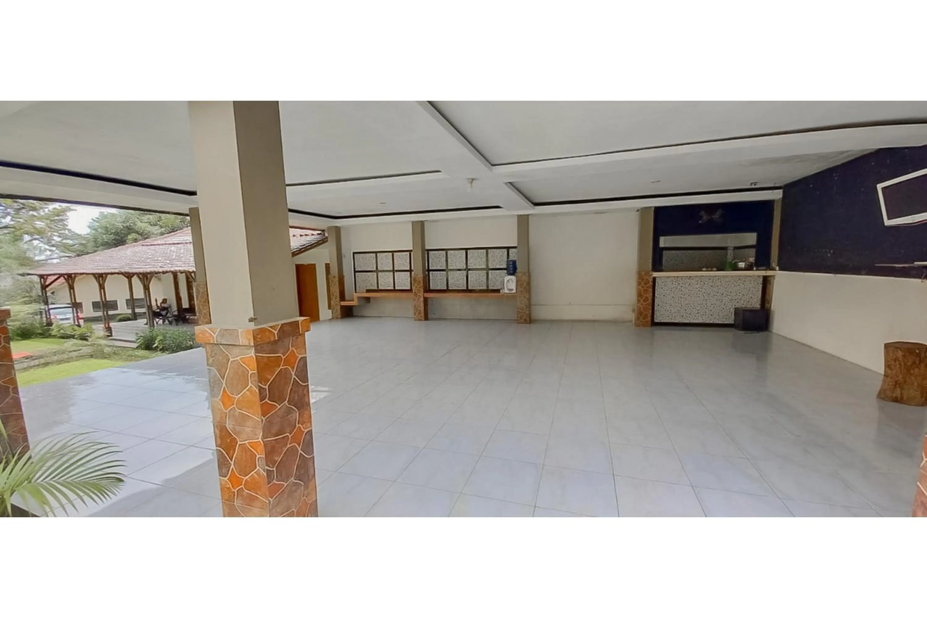 Facade/entrance in Hotel Sri Indrawati Puncak Mitra RedDoorz