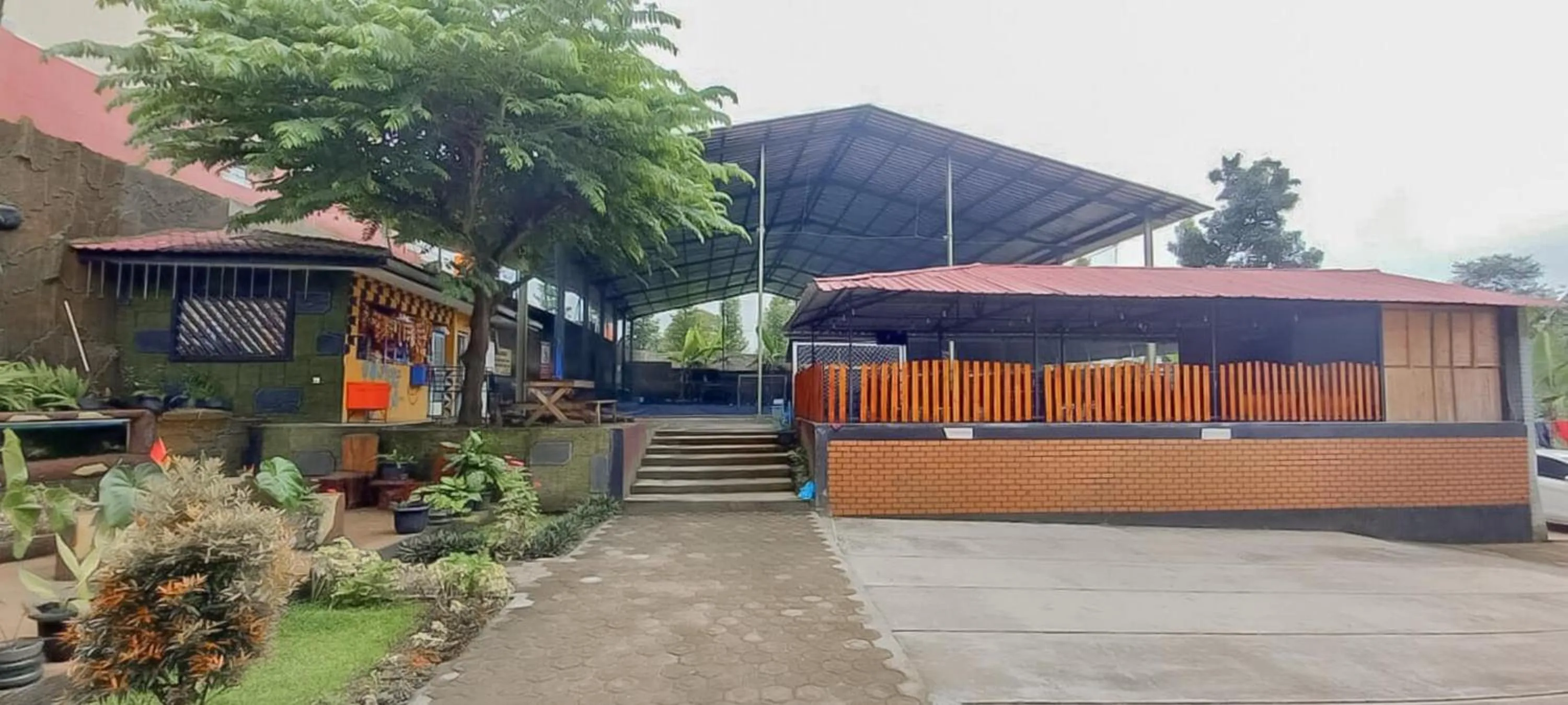 Facade/entrance in Hotel Sri Indrawati Puncak Mitra RedDoorz
