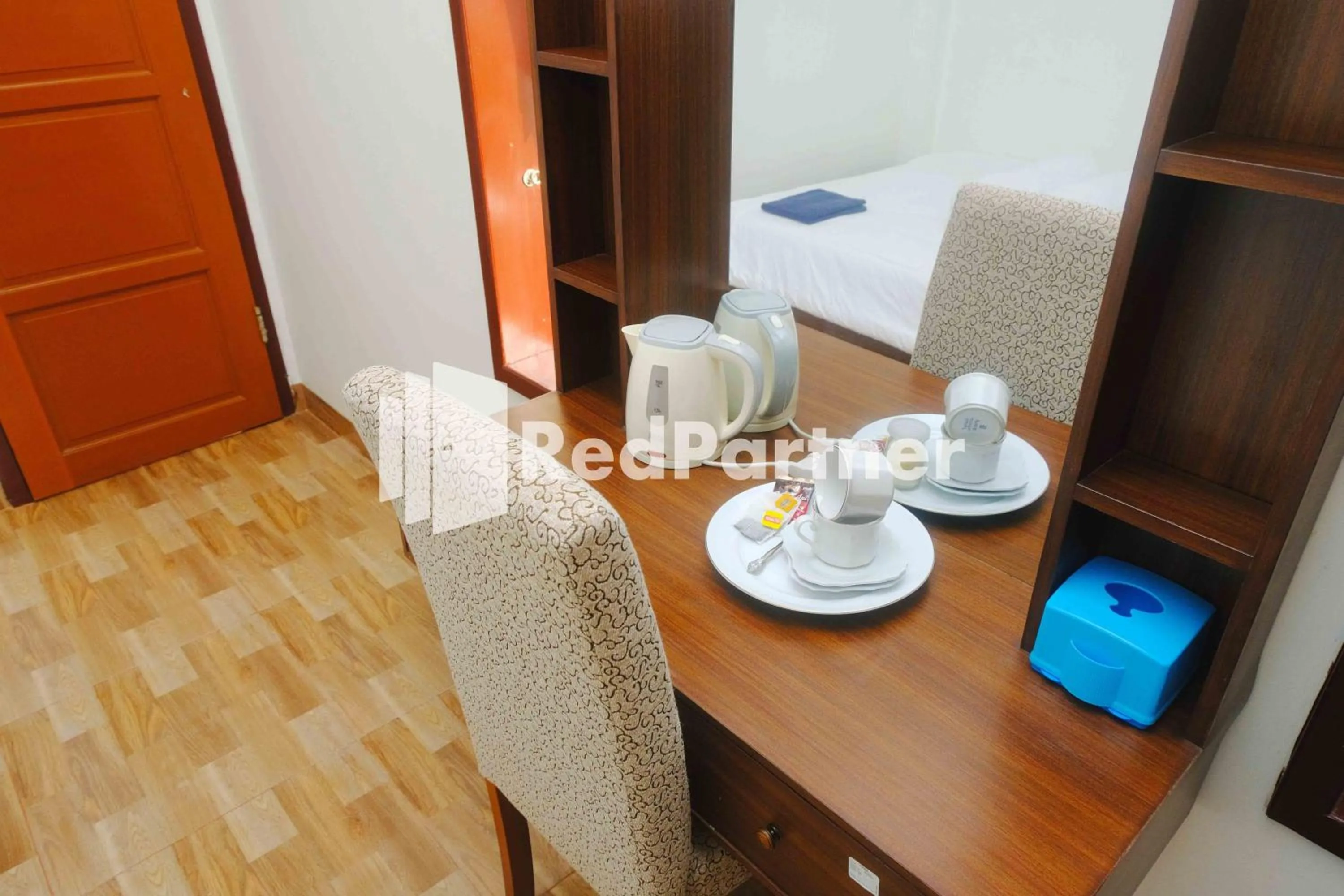 Coffee/tea facilities in Guest House Bibong Makassar Mitra RedDoorz