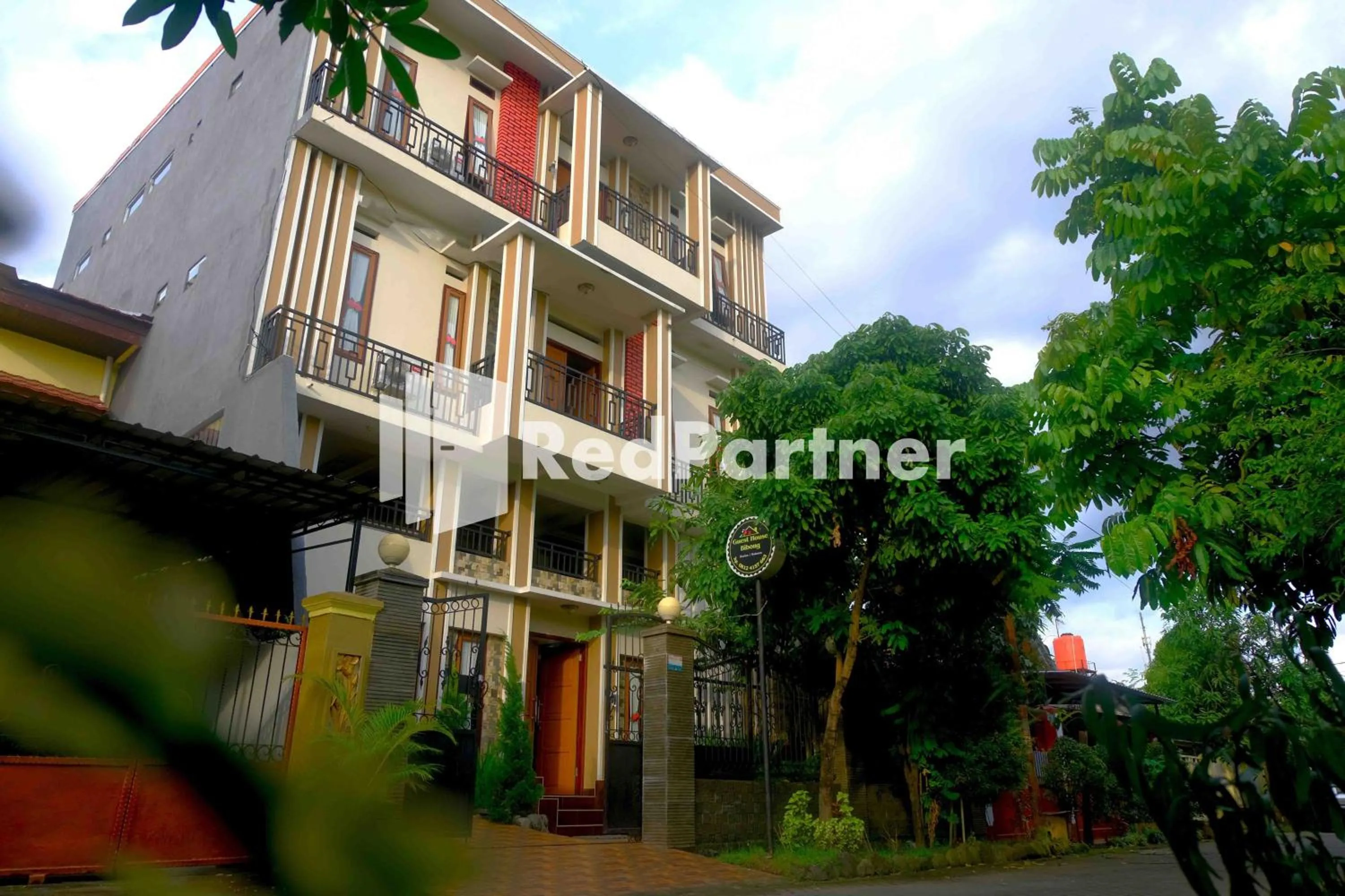 Property building in Guest House Bibong Makassar Mitra RedDoorz