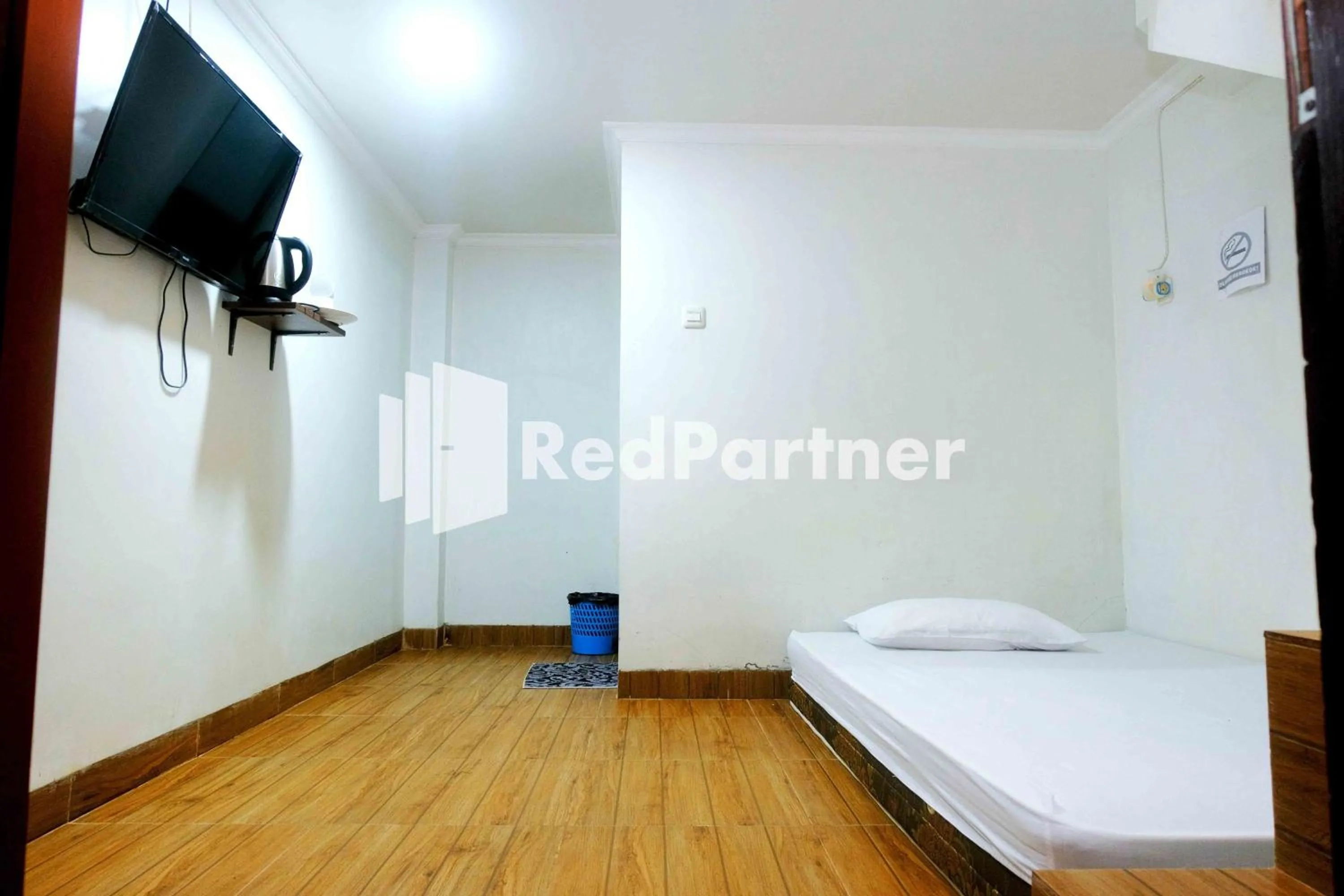 Bedroom, Bed in Guest House Bibong Makassar Mitra RedDoorz