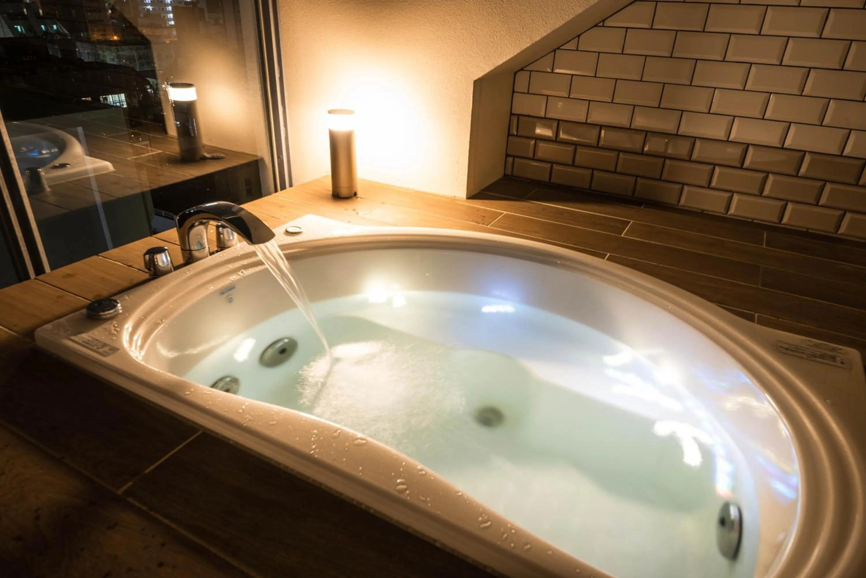 Hot Tub in Hotel Brick