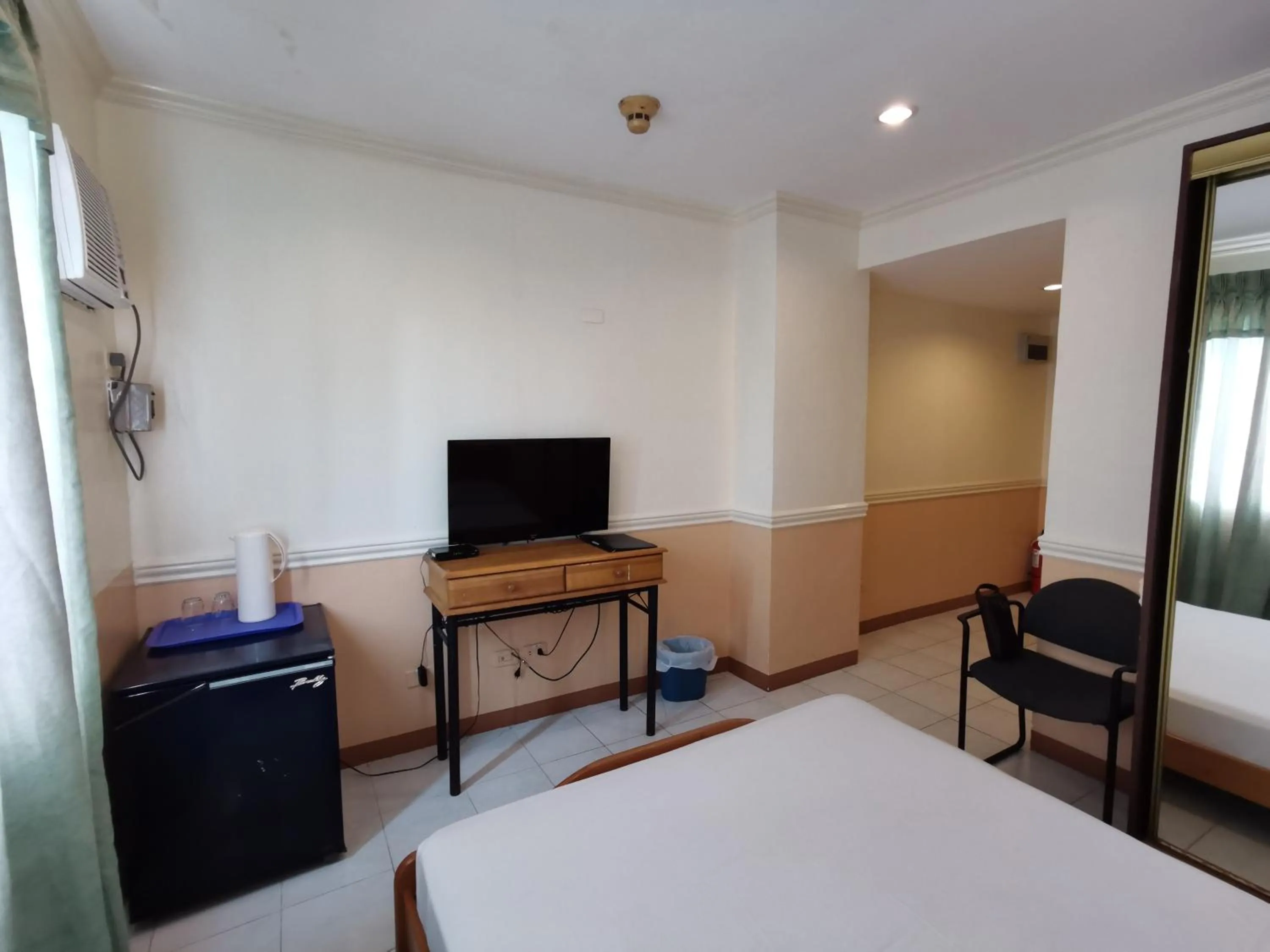 TV and multimedia, Bed in Metro Park Hotel - Cebu City