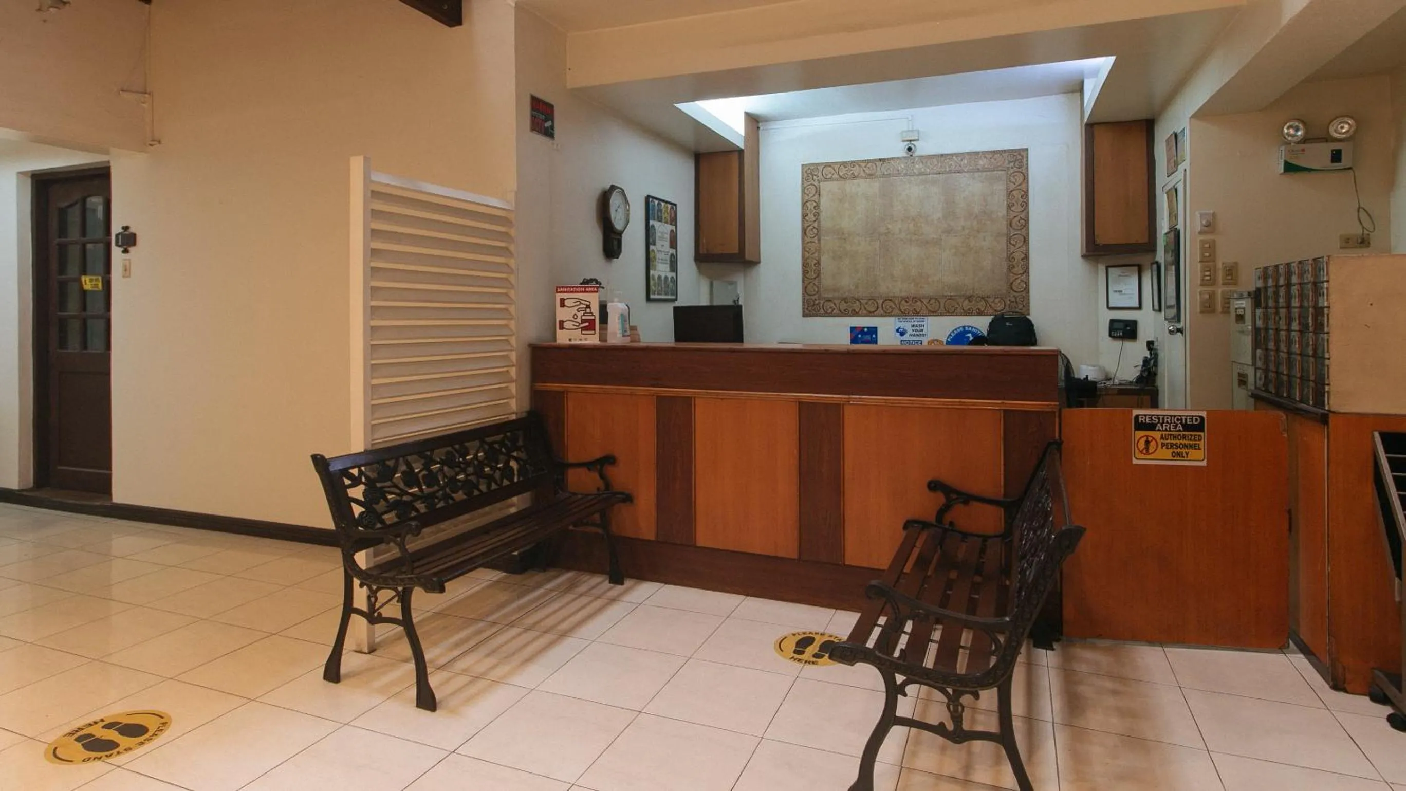 Lobby or reception in El Rico Suite Makati by RedDoorz