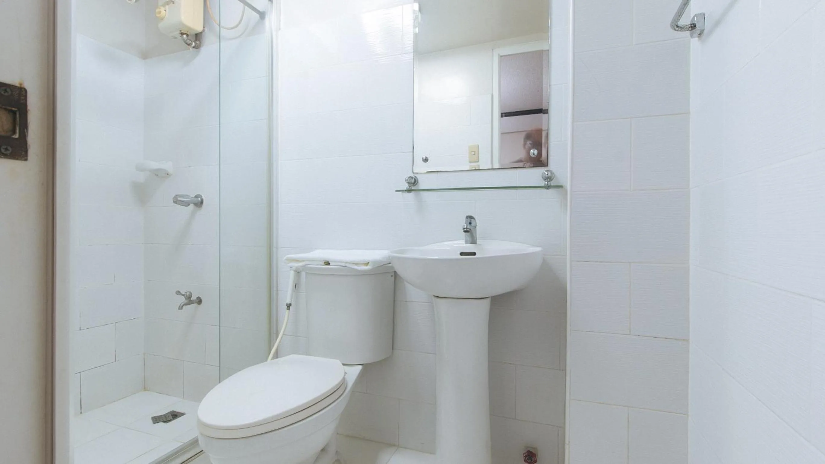 Toilet in El Rico Suite Makati by RedDoorz