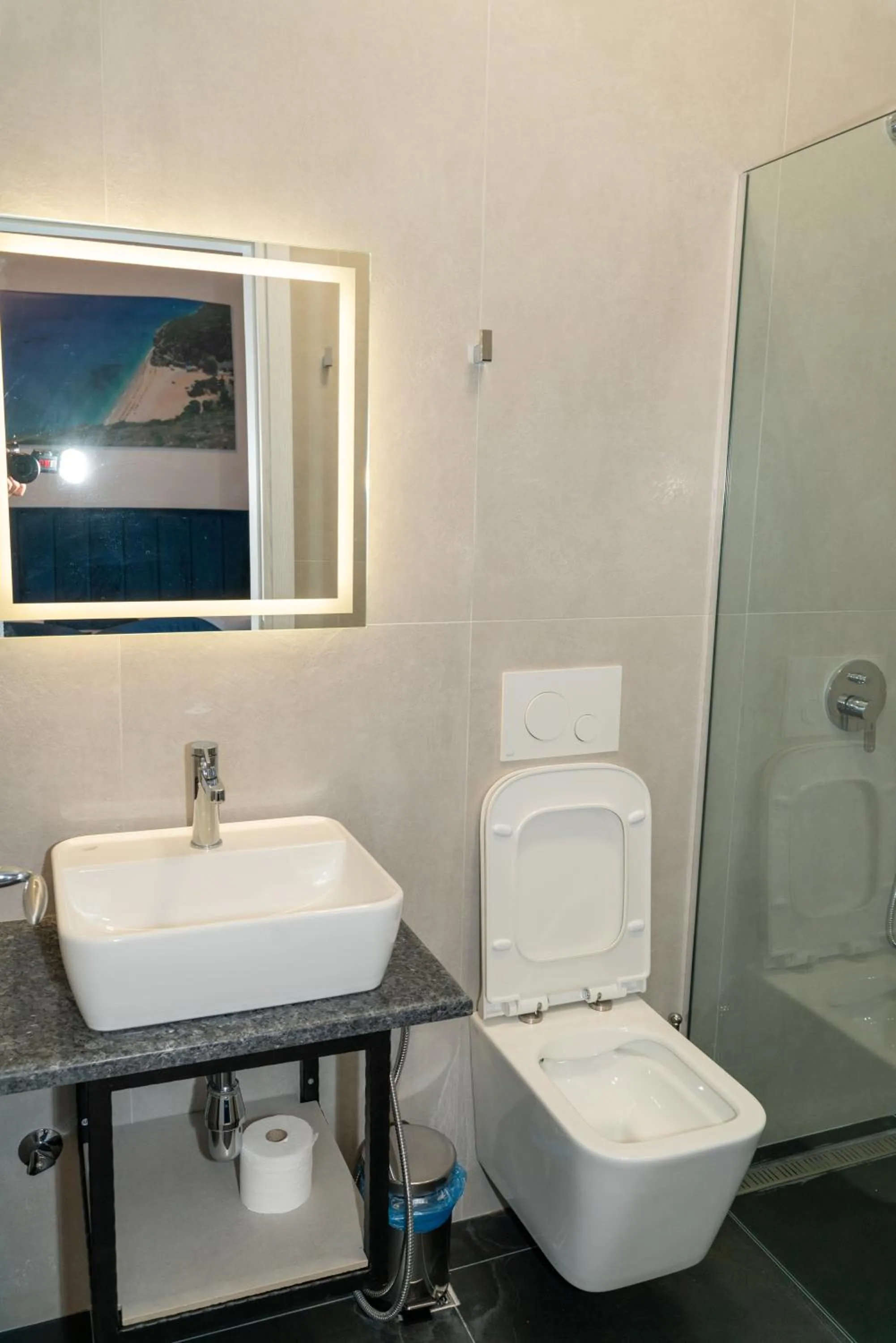 Toilet in Hilltop Heaven Hotel