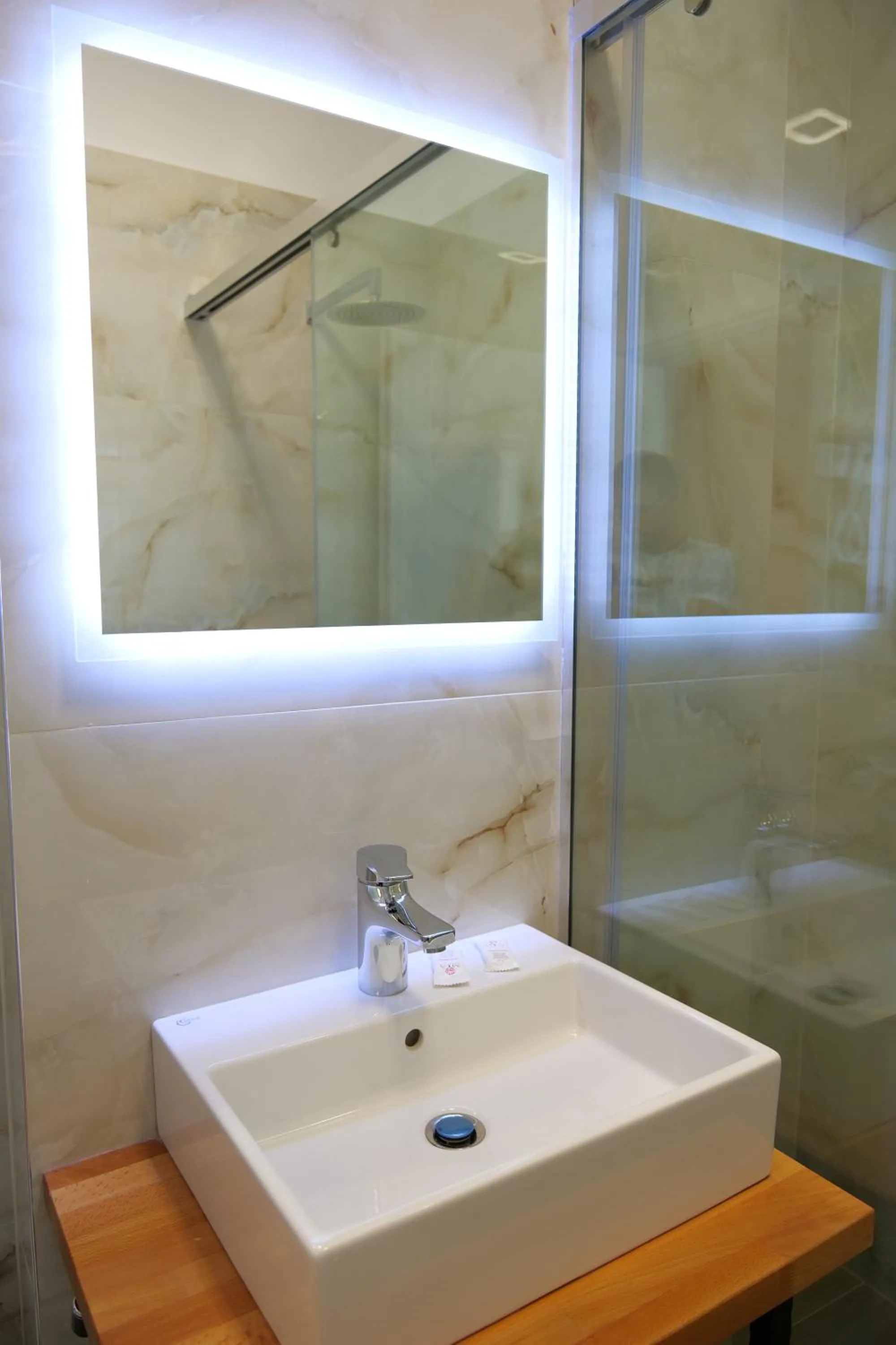 Shower in Hilltop Heaven Hotel