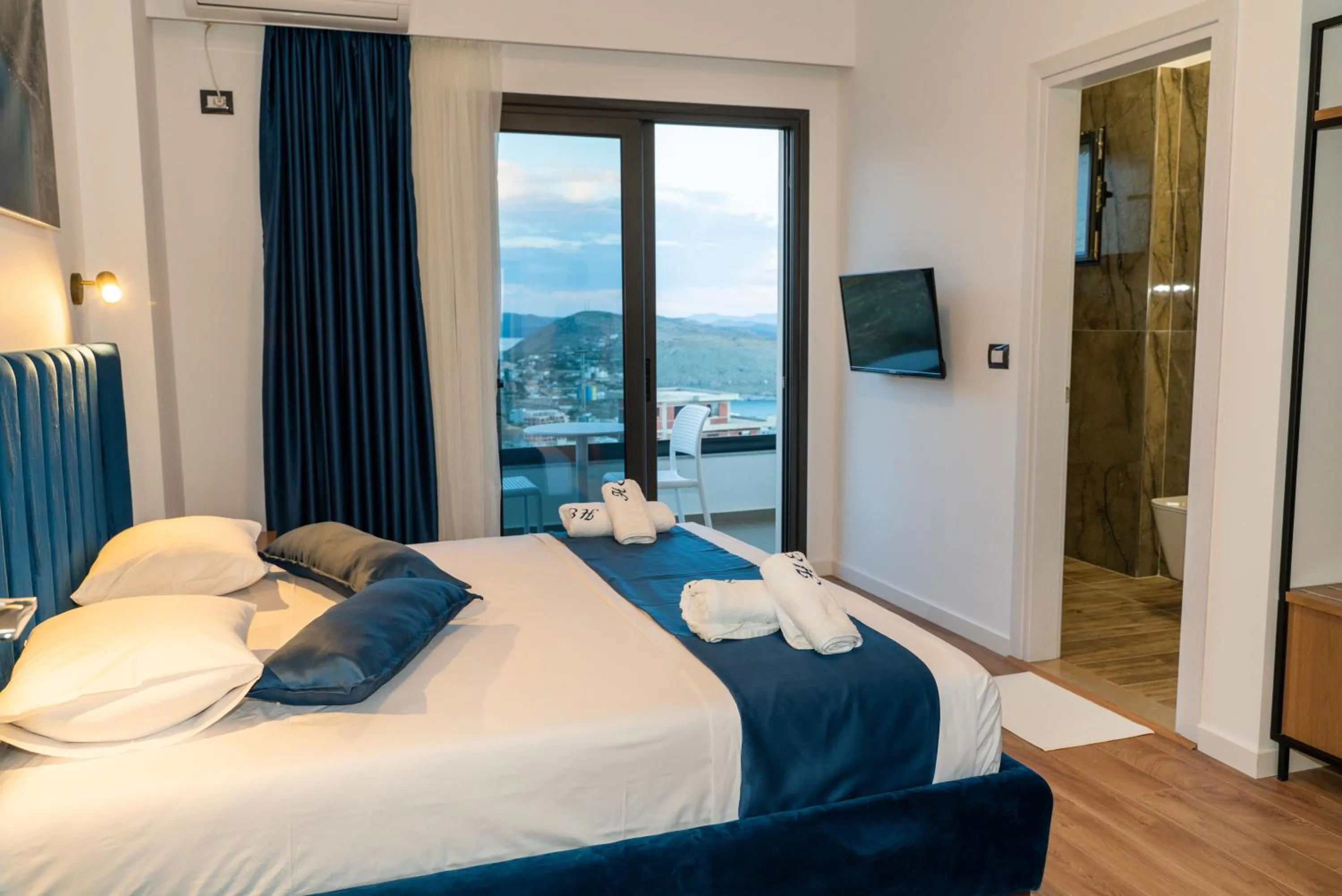 Bed in Hilltop Heaven Hotel