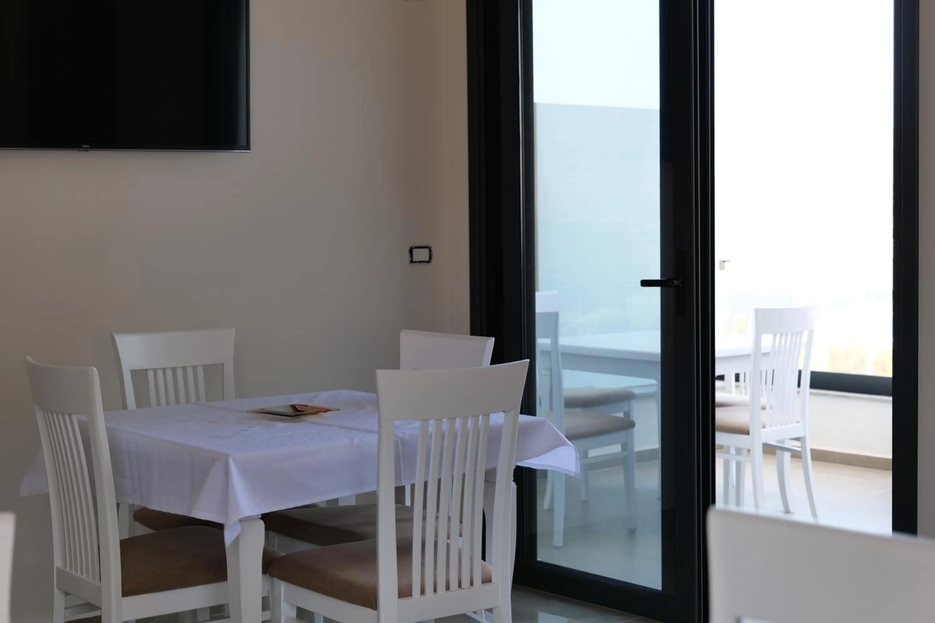 TV and multimedia in Hilltop Heaven Hotel