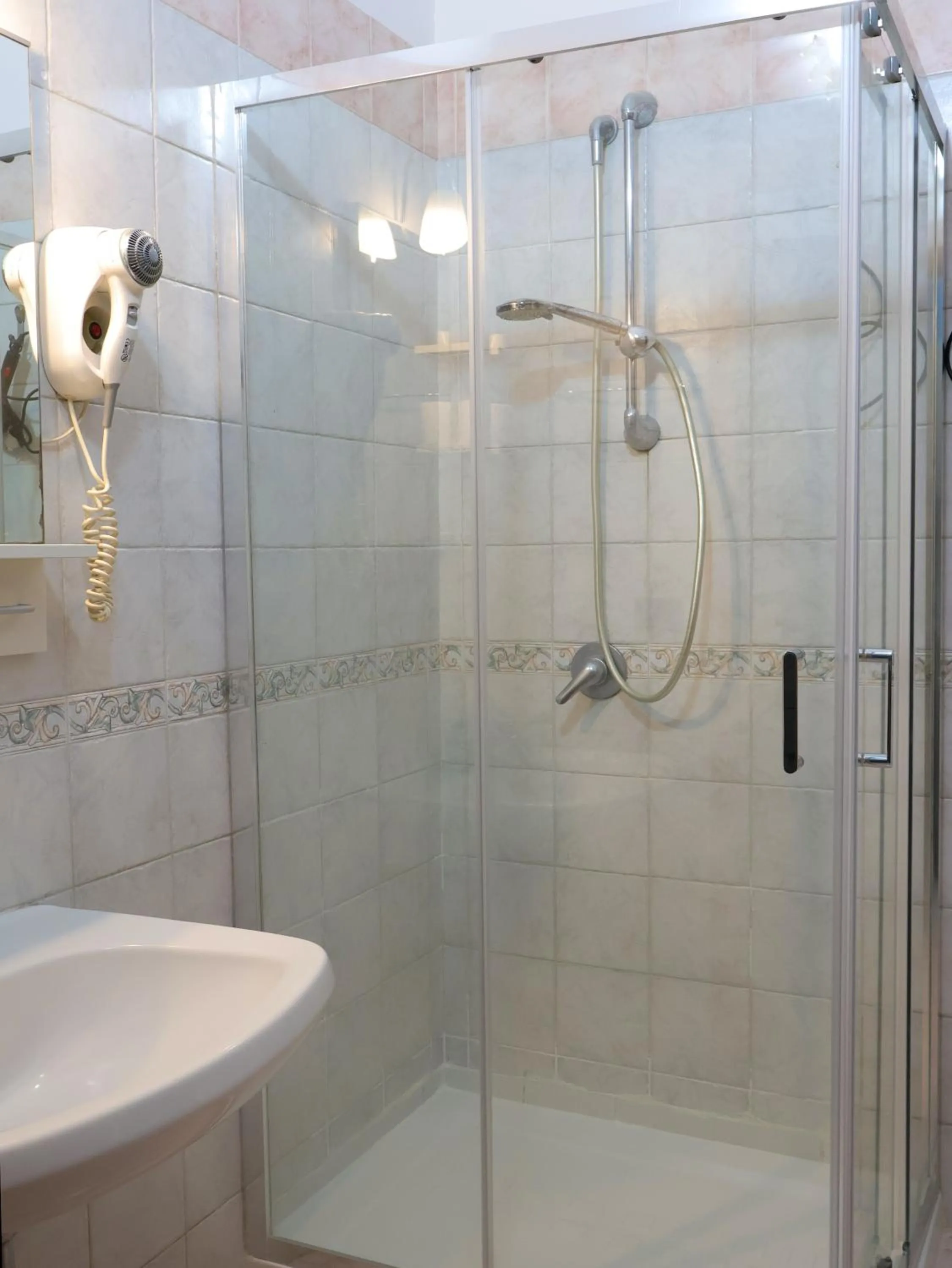 Shower in Villa Flora