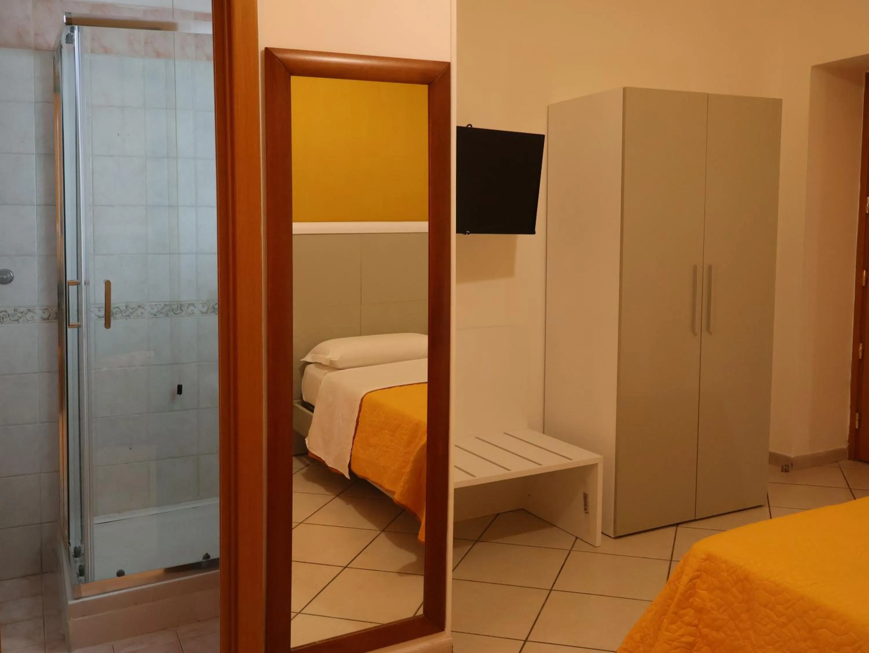 Shower, Bed in Villa Flora