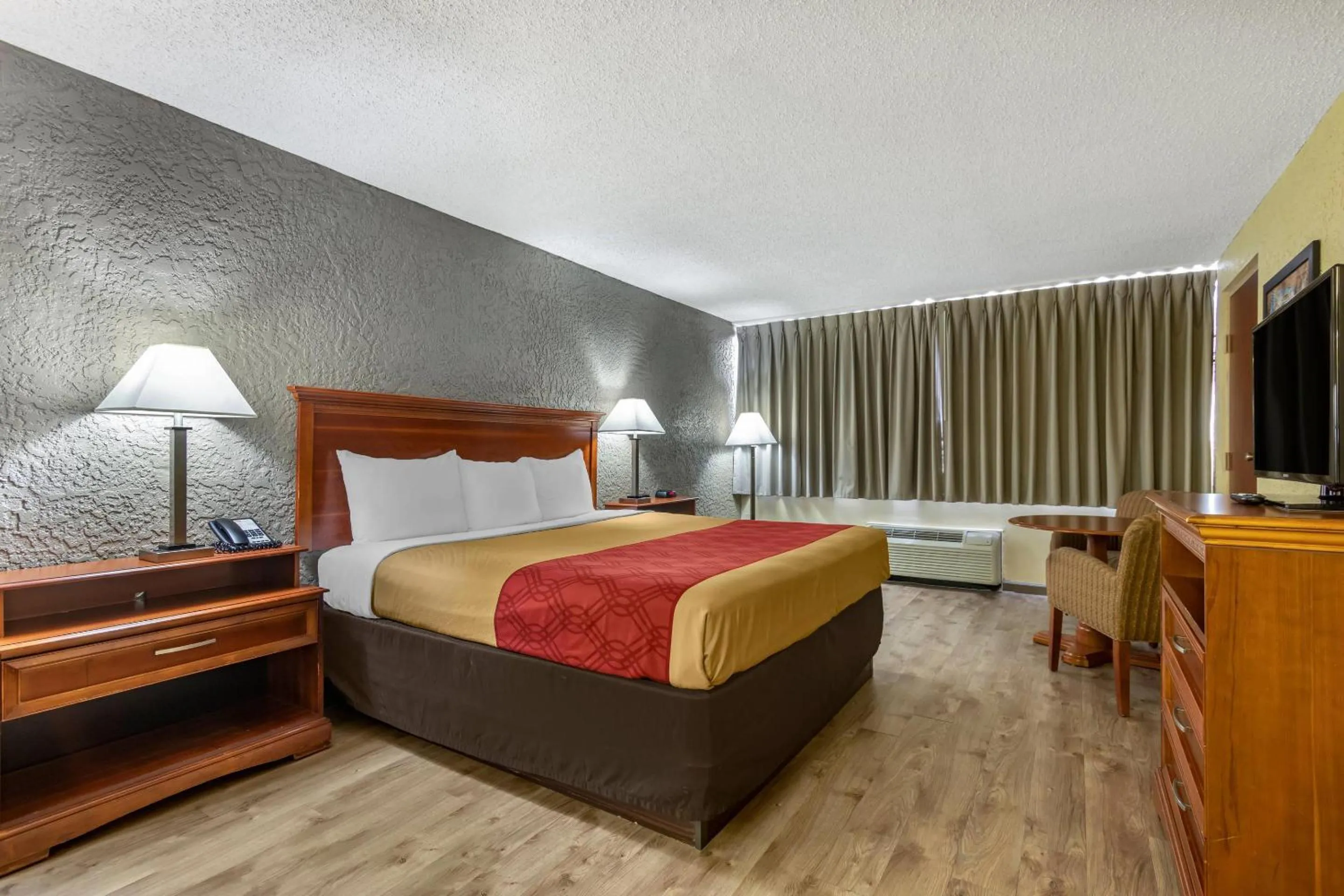 Bedroom in Econo Lodge Broken Arrow-Tulsa