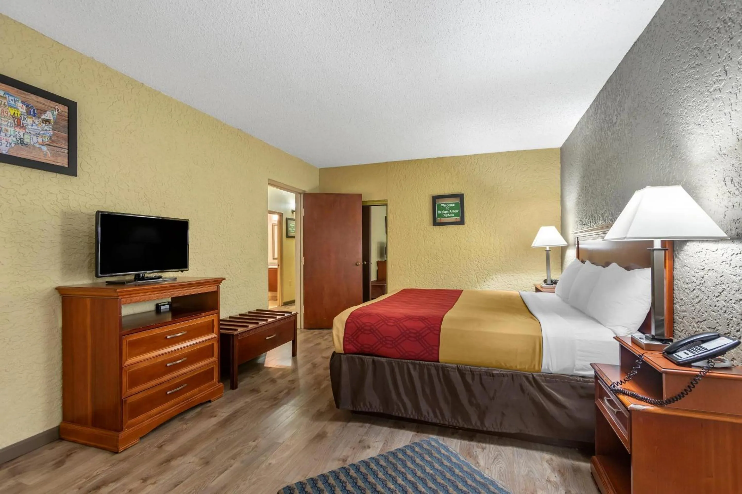 Bedroom in Econo Lodge Broken Arrow-Tulsa
