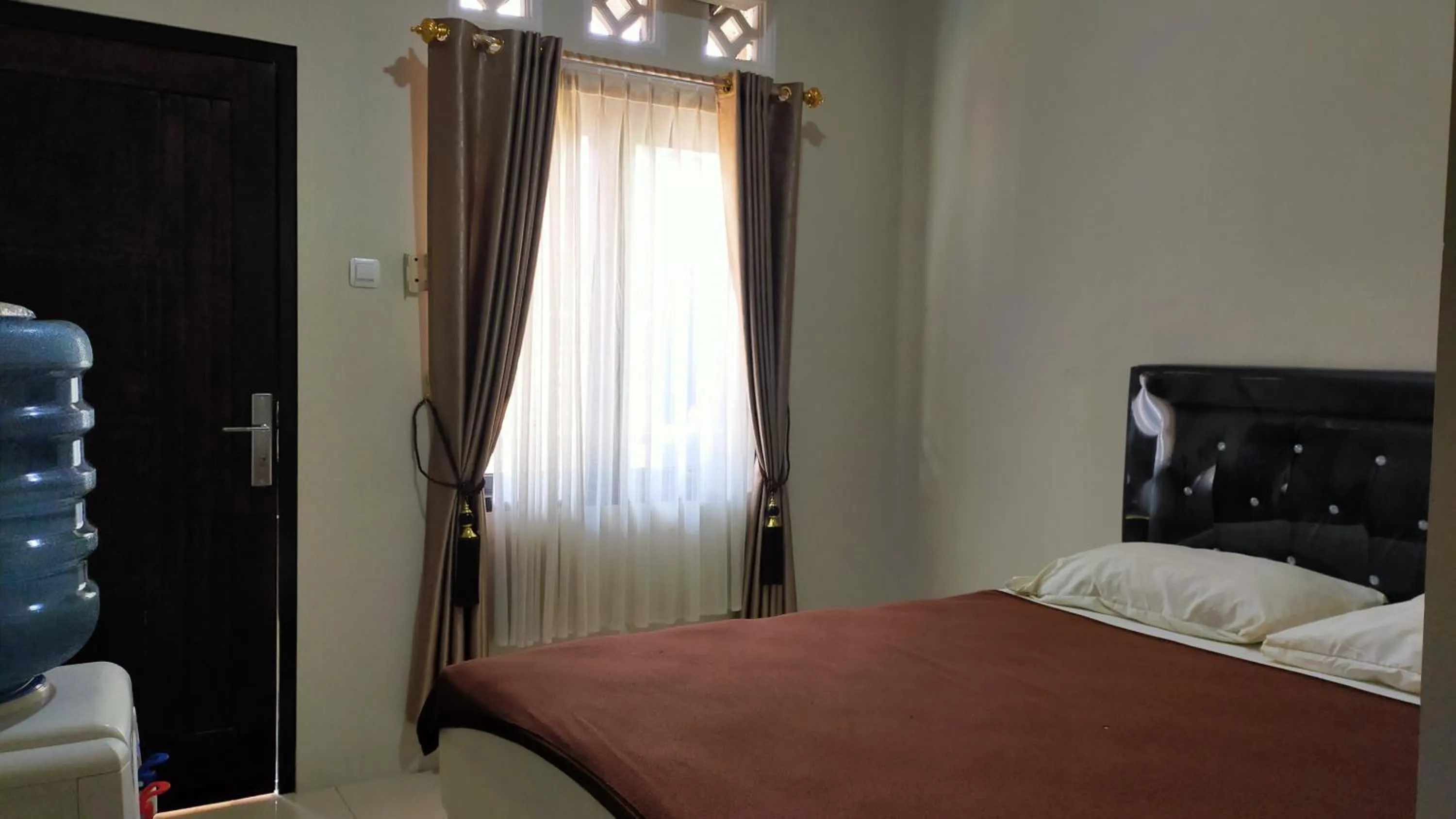 Communal lounge/ TV room, Bed in Aqsa Guest House Ciamis Syariah