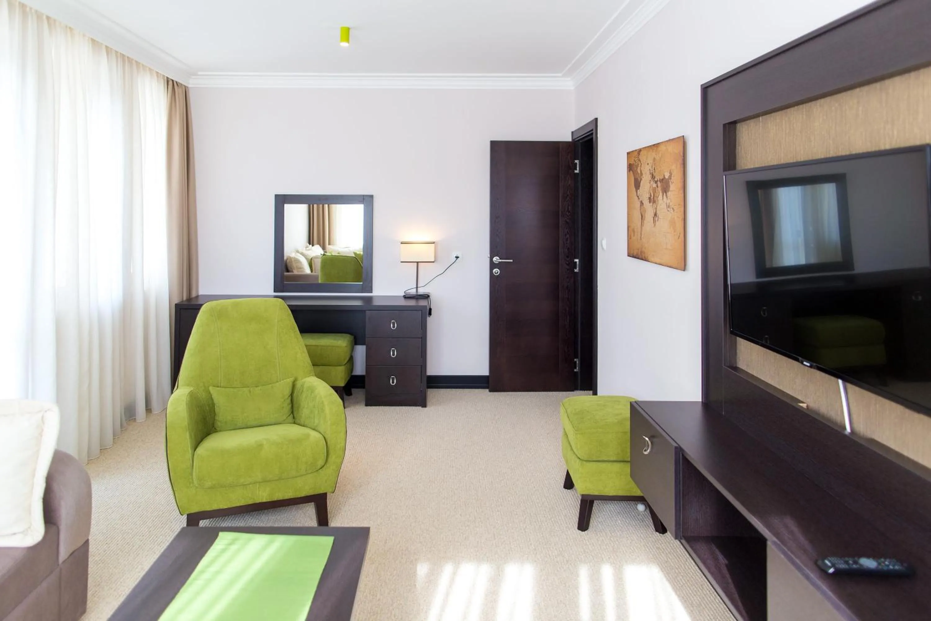 Photo of the whole room in Swiss Holiday