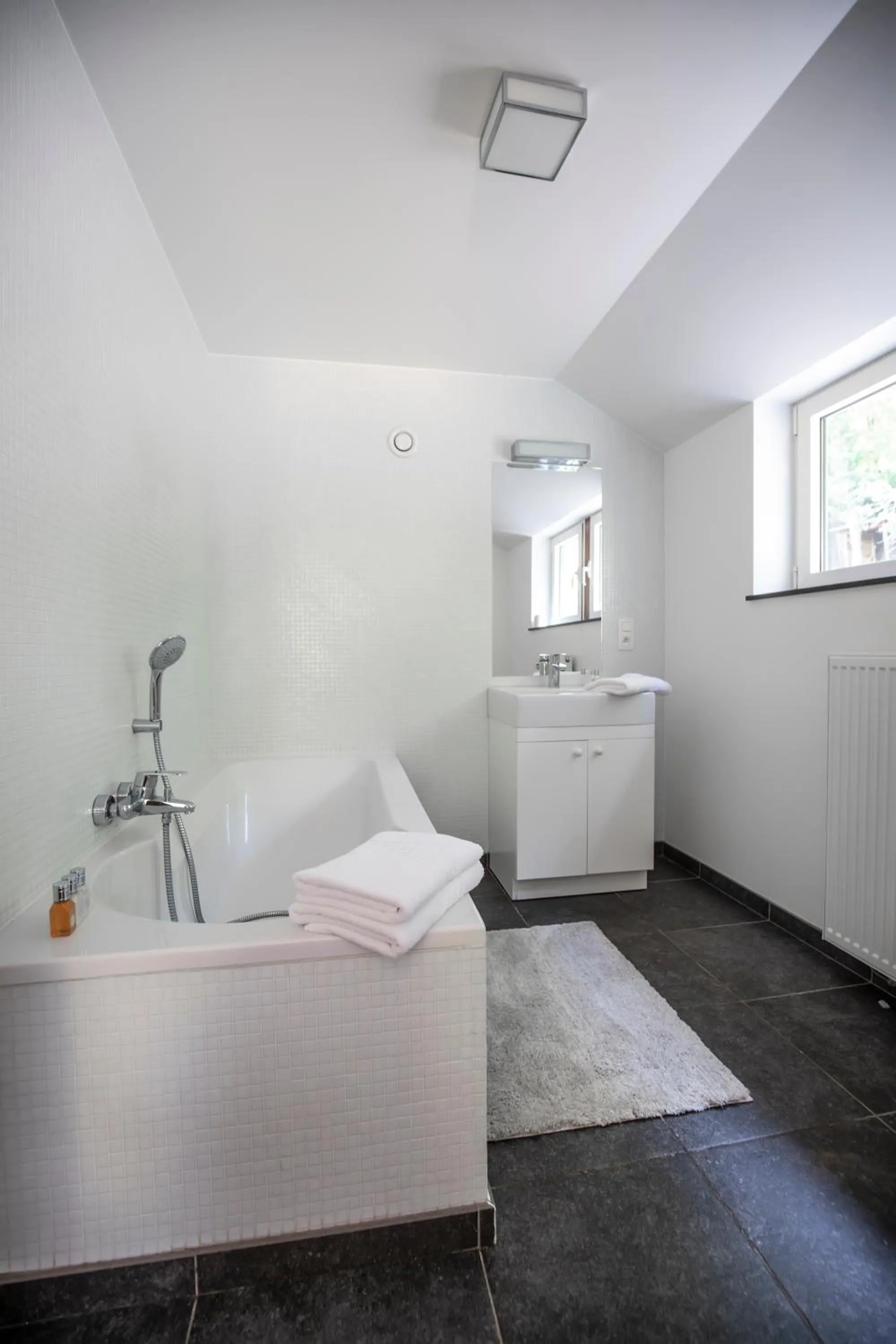 Bathroom, Bed in Château du Pont d'Oye