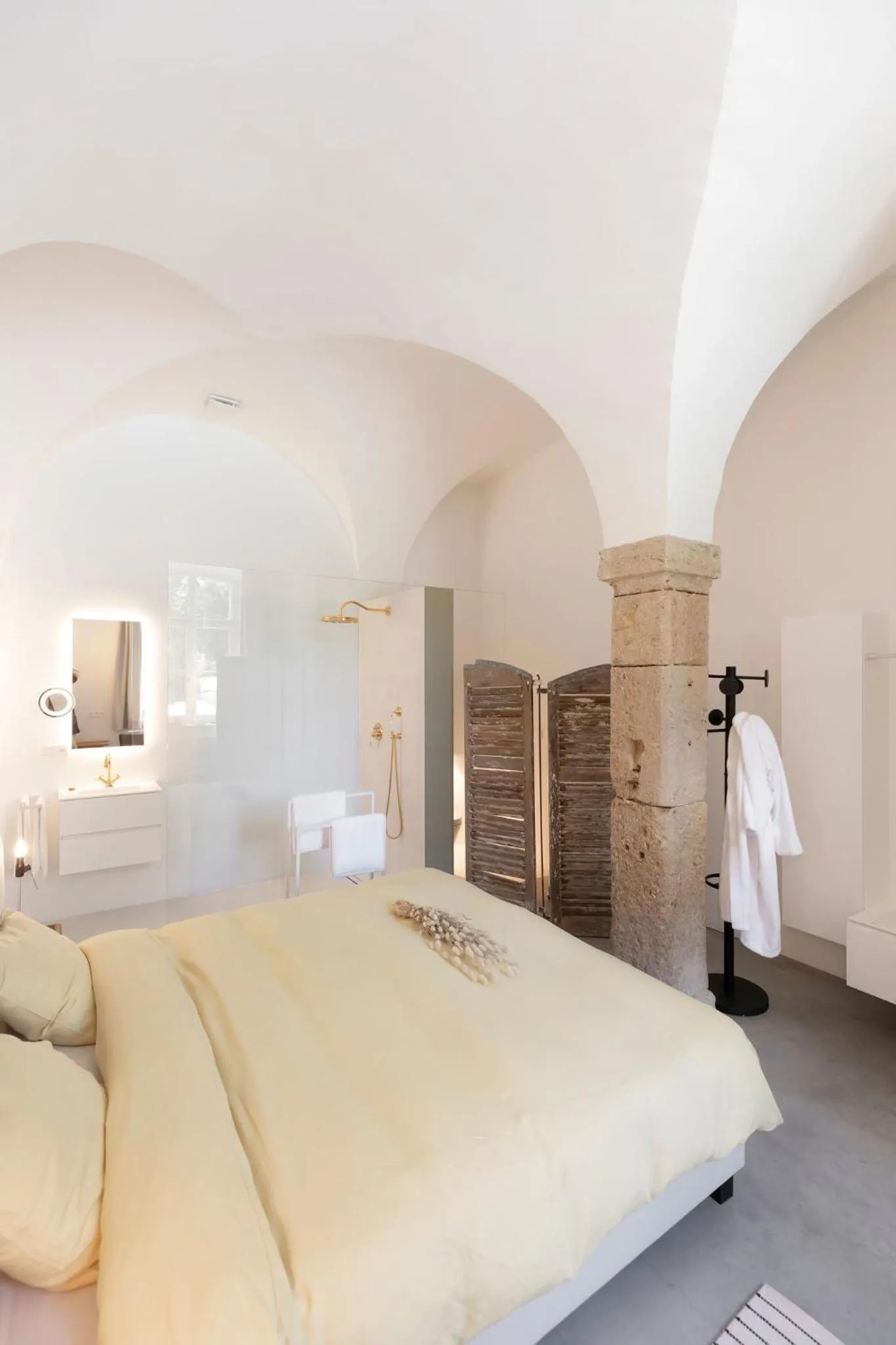 Shower, Bed in Château du Pont d'Oye