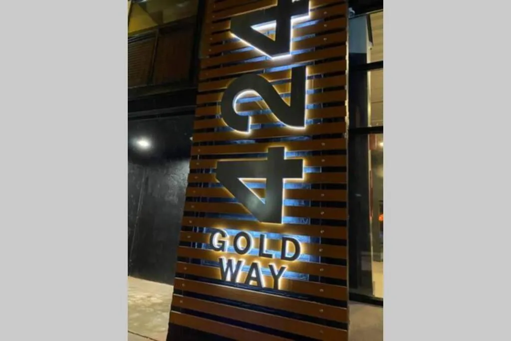 Property building in 3E - *Renovated* 3 min to Hillman Cancer Center Sleeps 6