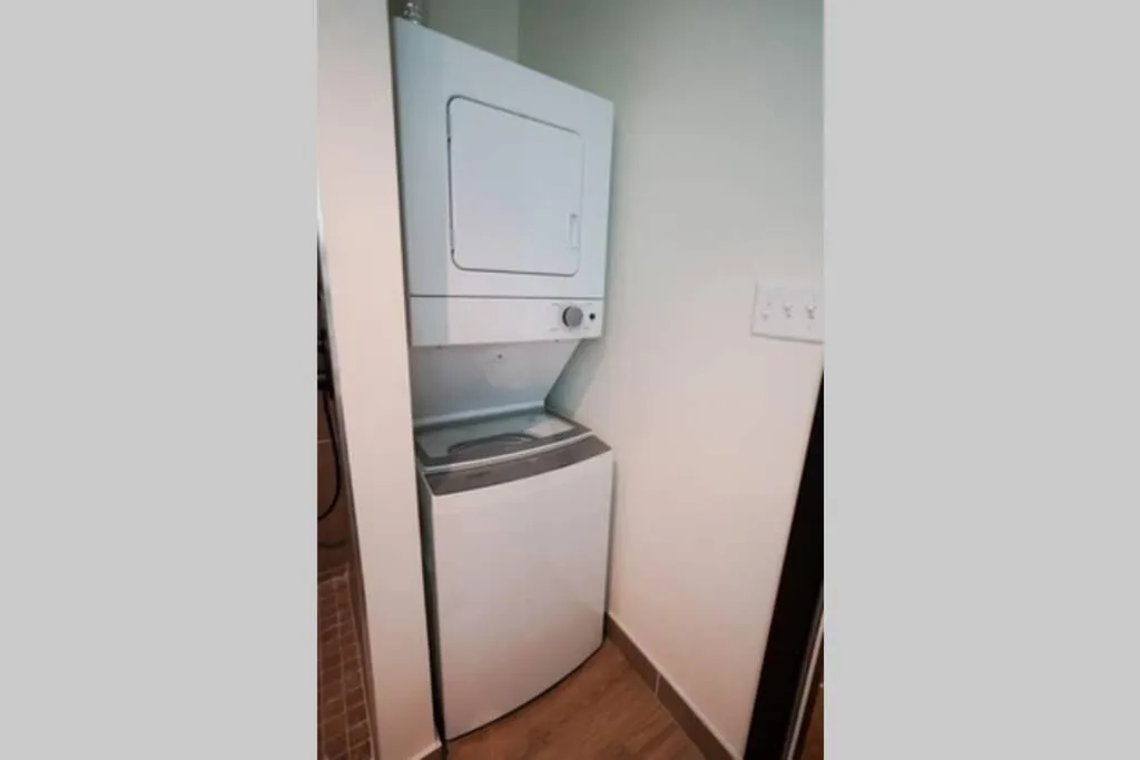 Bathroom in 3E - *Renovated* 3 min to Hillman Cancer Center Sleeps 6