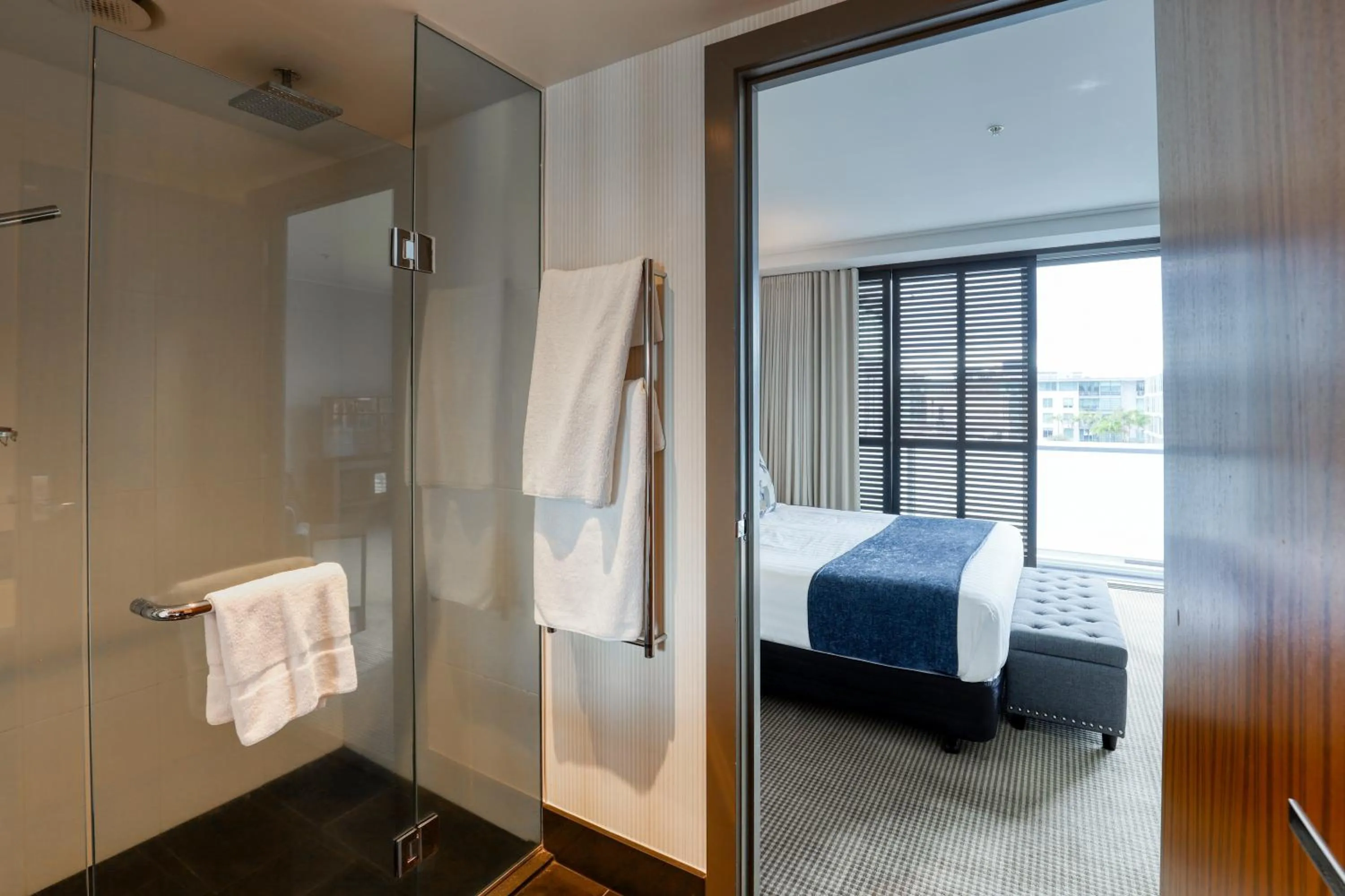 Shower, Bed in Marsden Viaduct