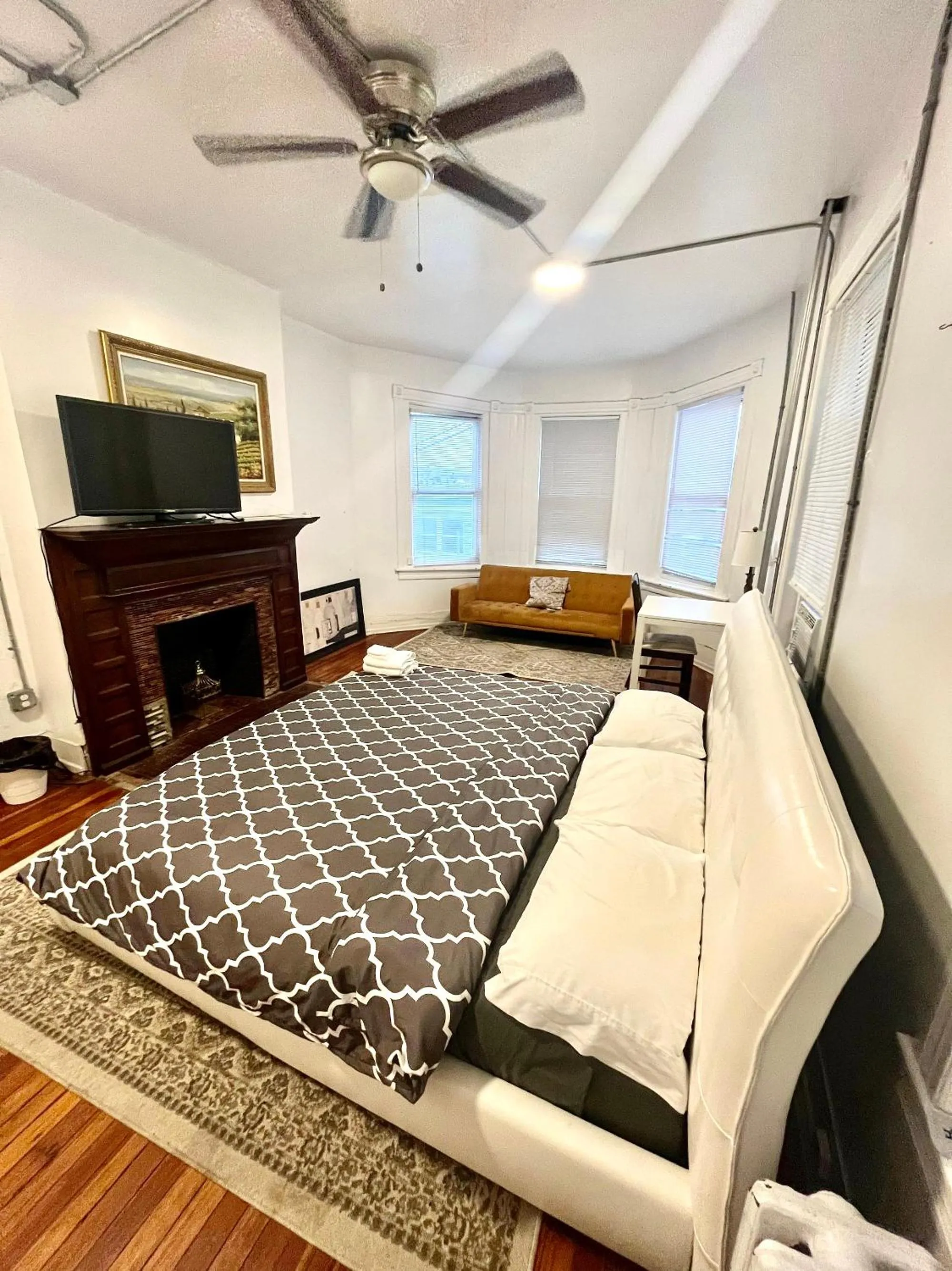 Communal lounge/ TV room, Bed in Legacy - Spring Garden University City