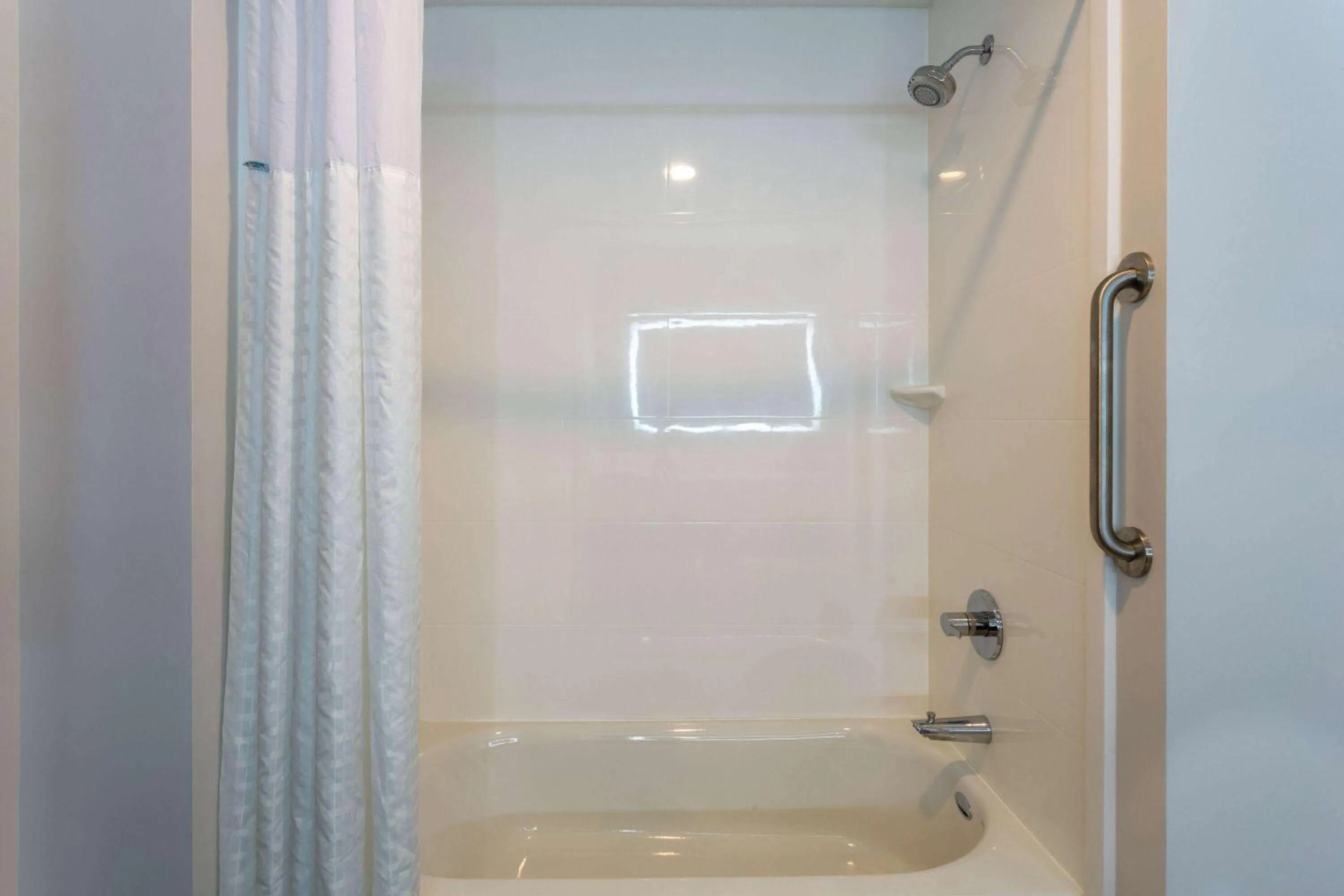 TV and multimedia in La Quinta Inn & Suites by Wyndham Shorewood