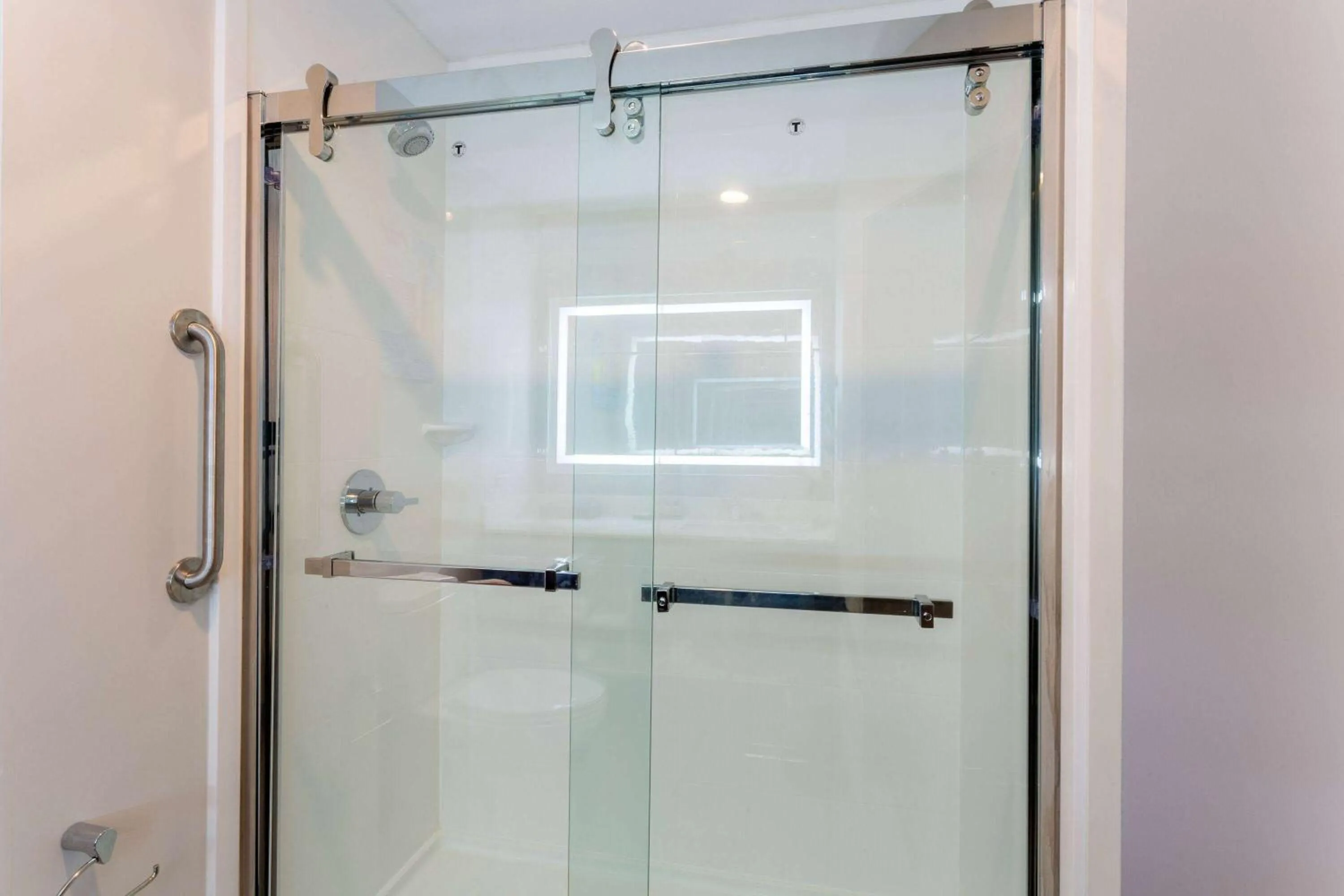 TV and multimedia in La Quinta Inn & Suites by Wyndham Shorewood