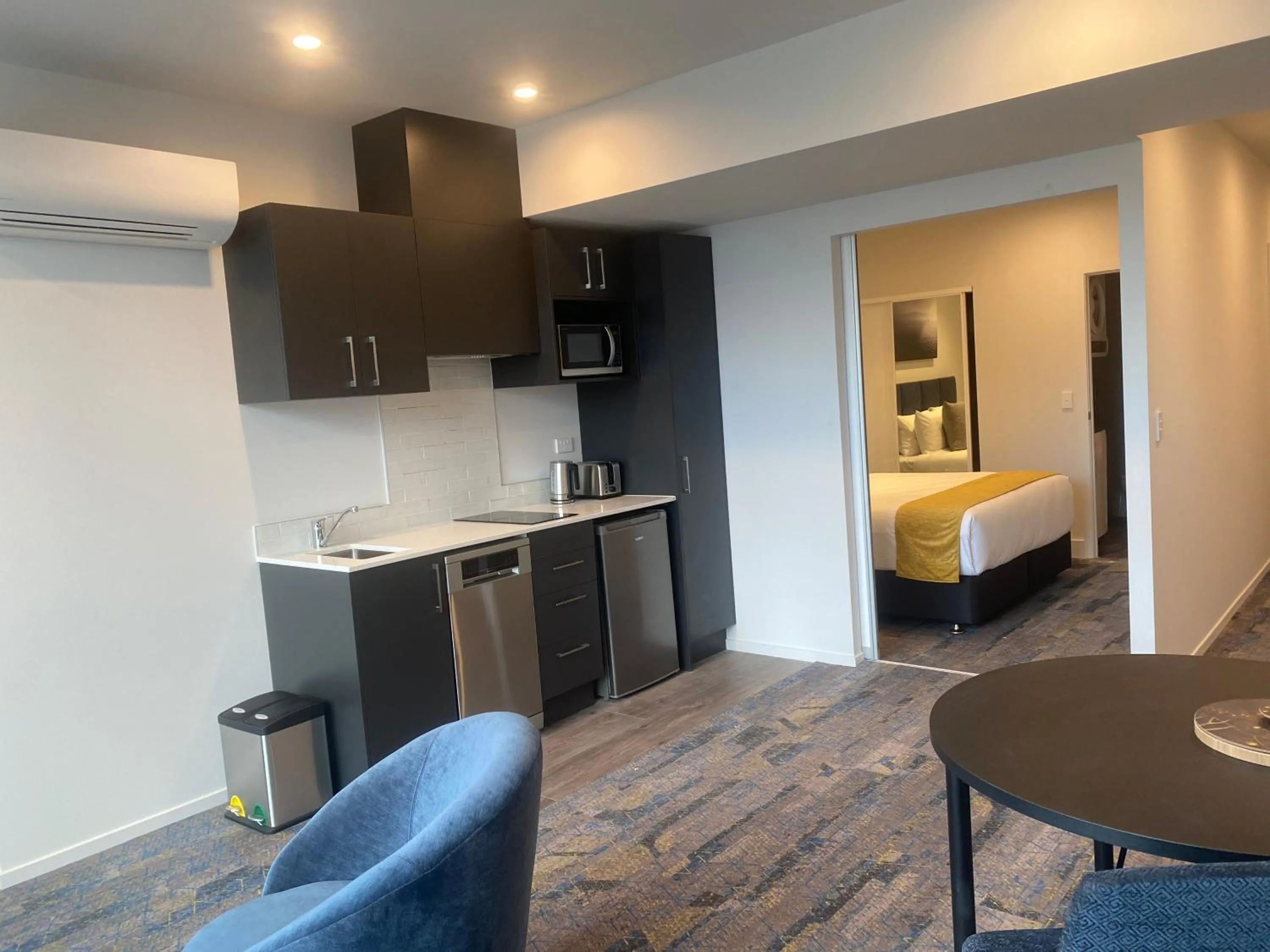 Kitchen or kitchenette, Bed in Ramada by Wyndham Wellington Taranaki Street