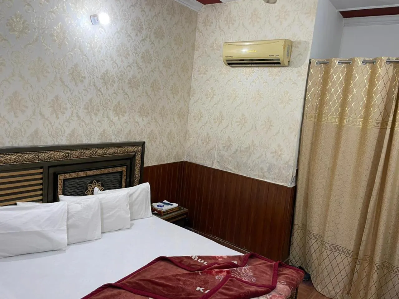 Bed in Hotel Royal Luxury Multan