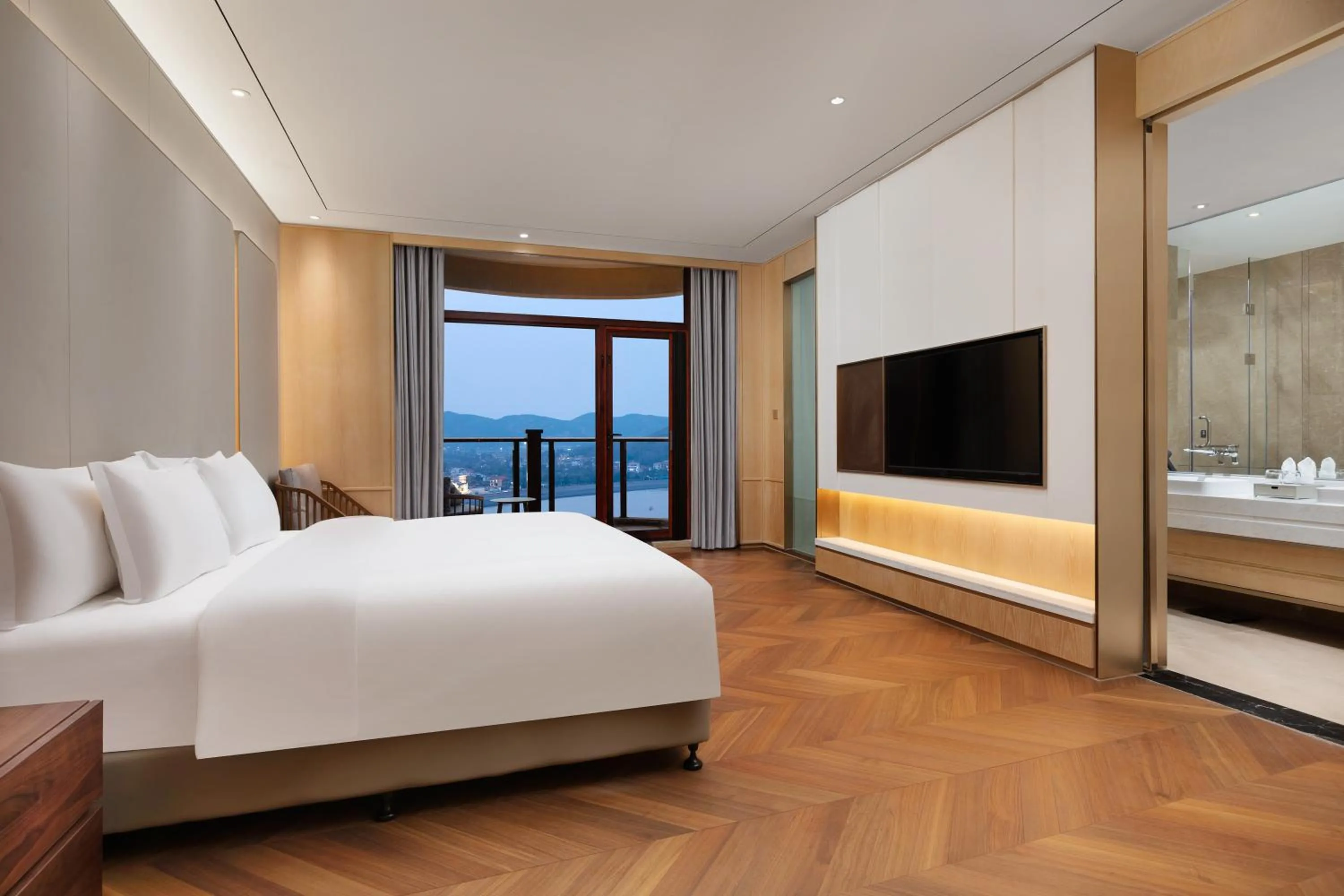 Bed in Crowne Plaza Zhoushan Seaview by IHG
