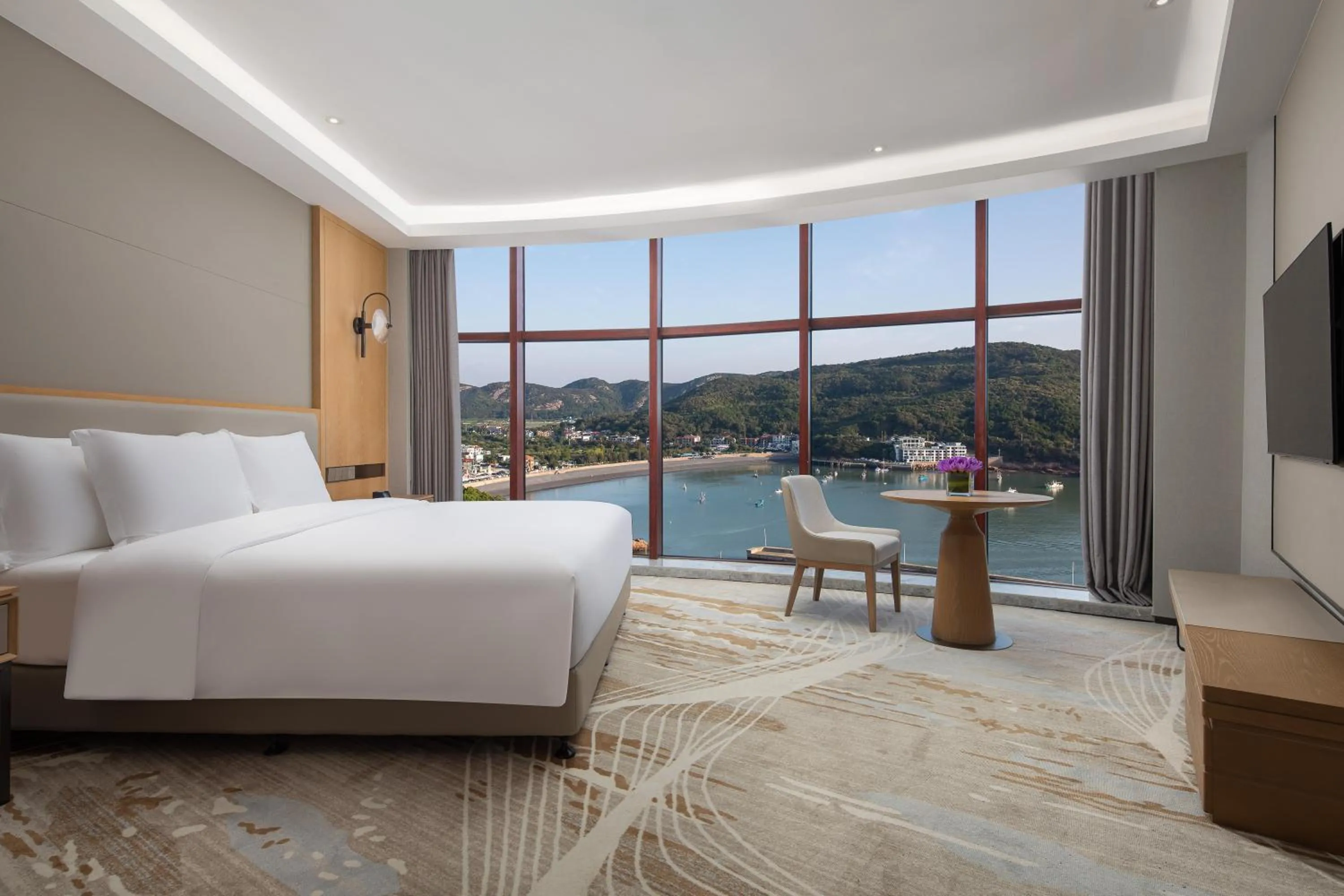 TV and multimedia, Bed in Crowne Plaza Zhoushan Seaview by IHG