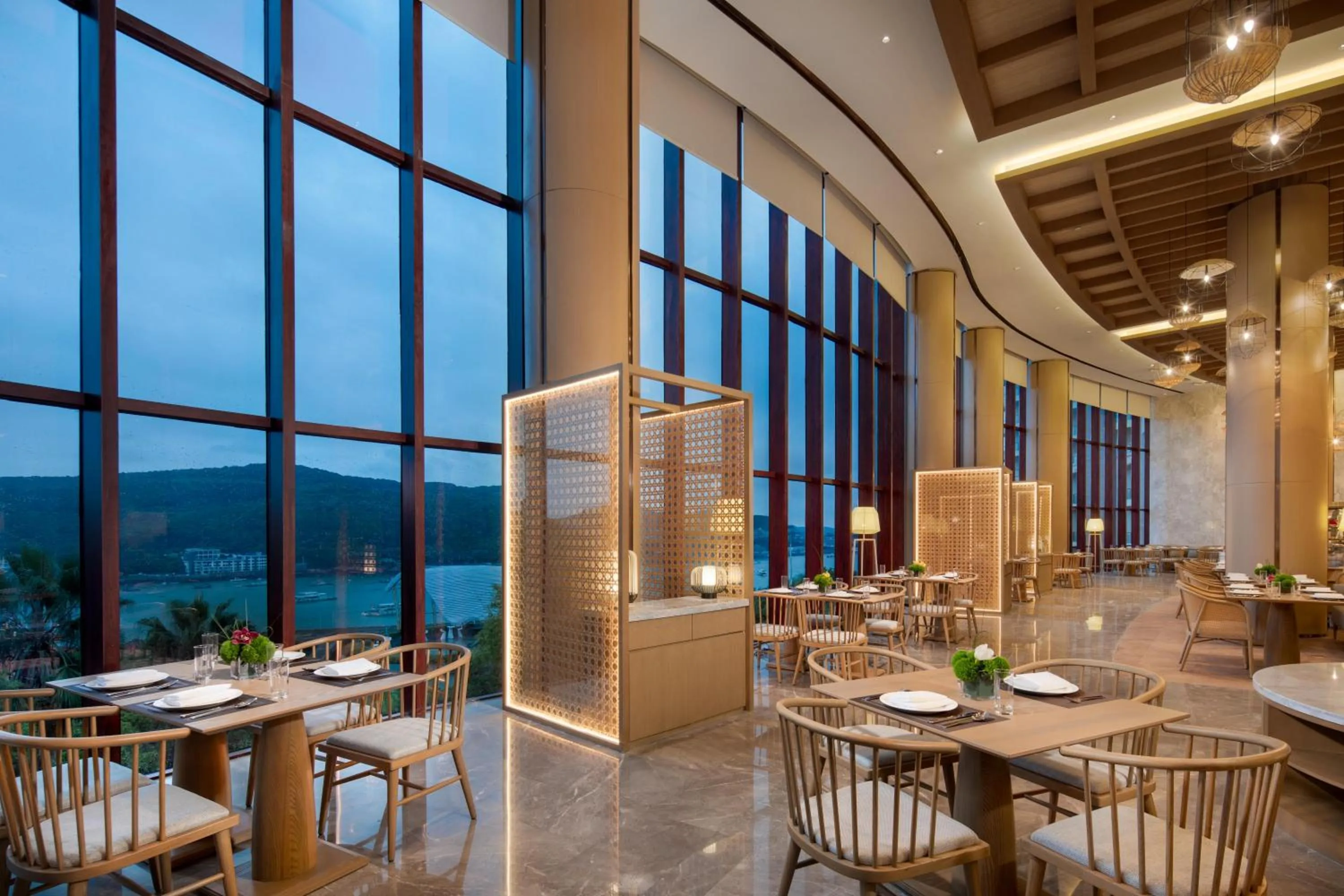 Restaurant/places to eat in Crowne Plaza Zhoushan Seaview by IHG