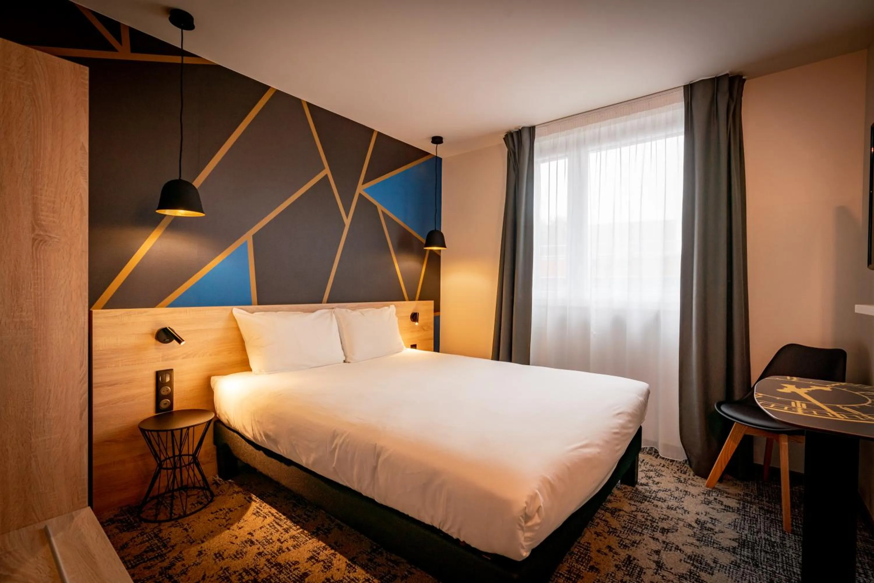 Bedroom, Bed in ibis Styles Valenciennes Petite Foret