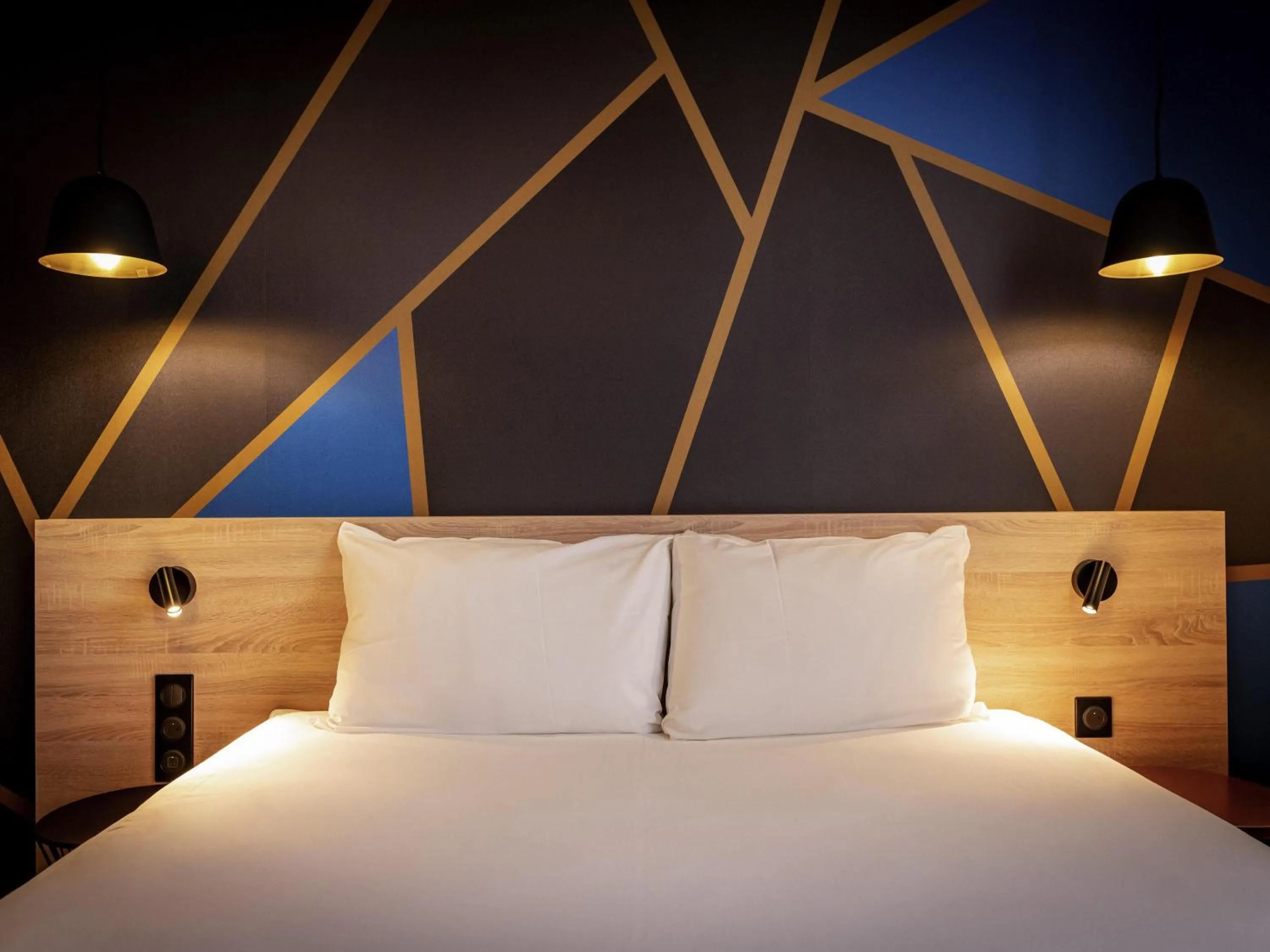 Bedroom, Bed in ibis Styles Valenciennes Petite Foret