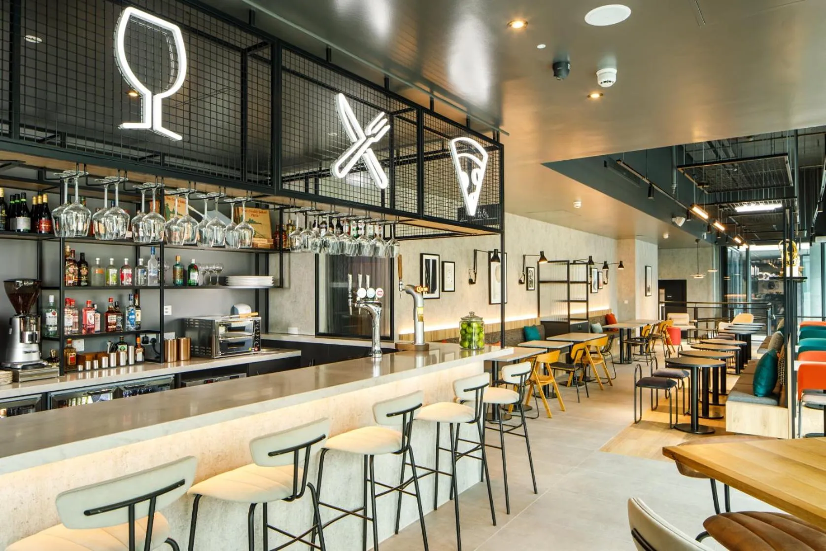 Restaurant/places to eat in ibis London Sutton Point