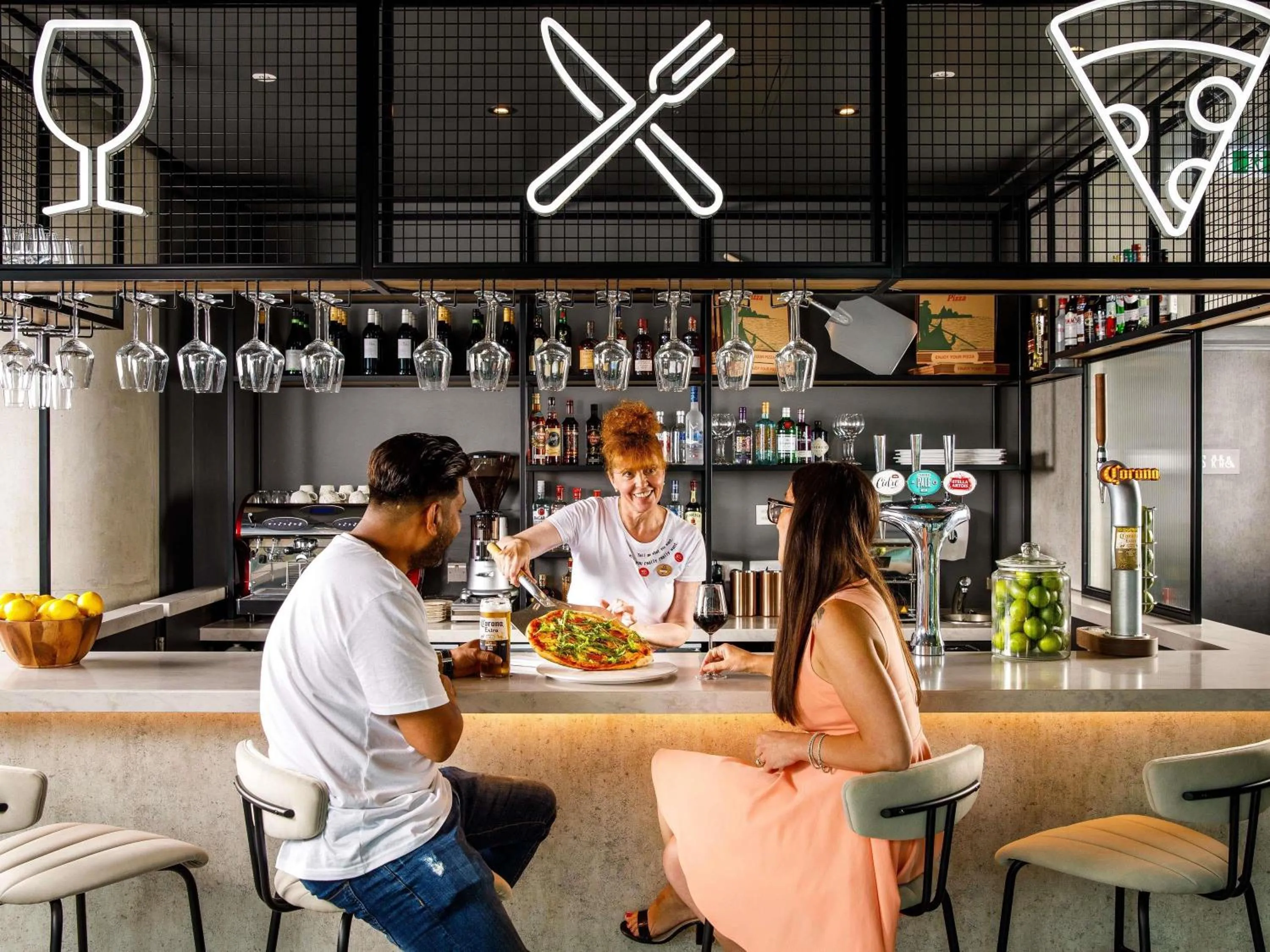 Lounge or bar in ibis London Sutton Point