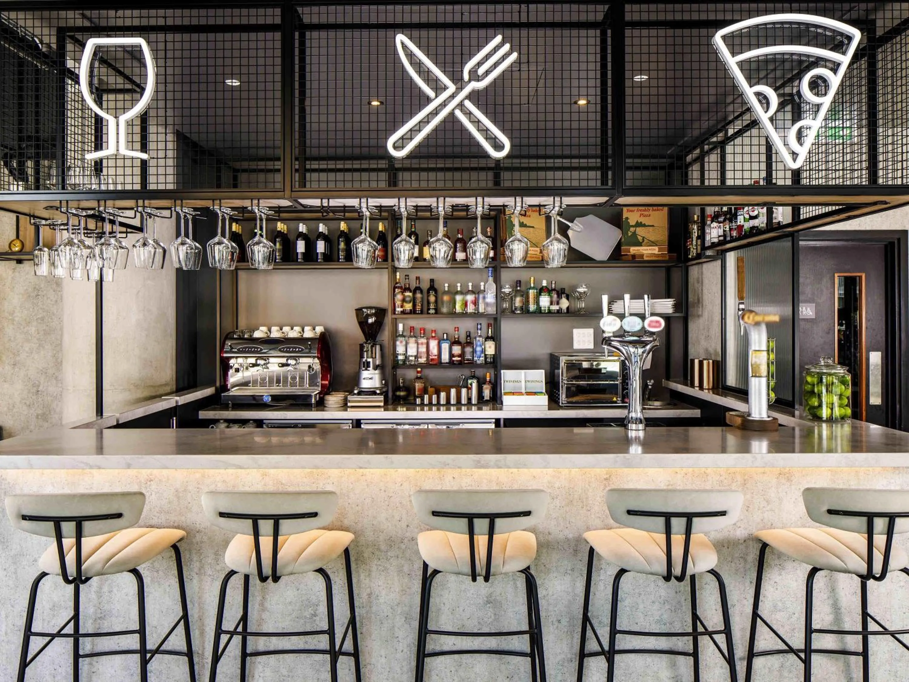 Lounge or bar in Aparthotel Adagio London Sutton Point