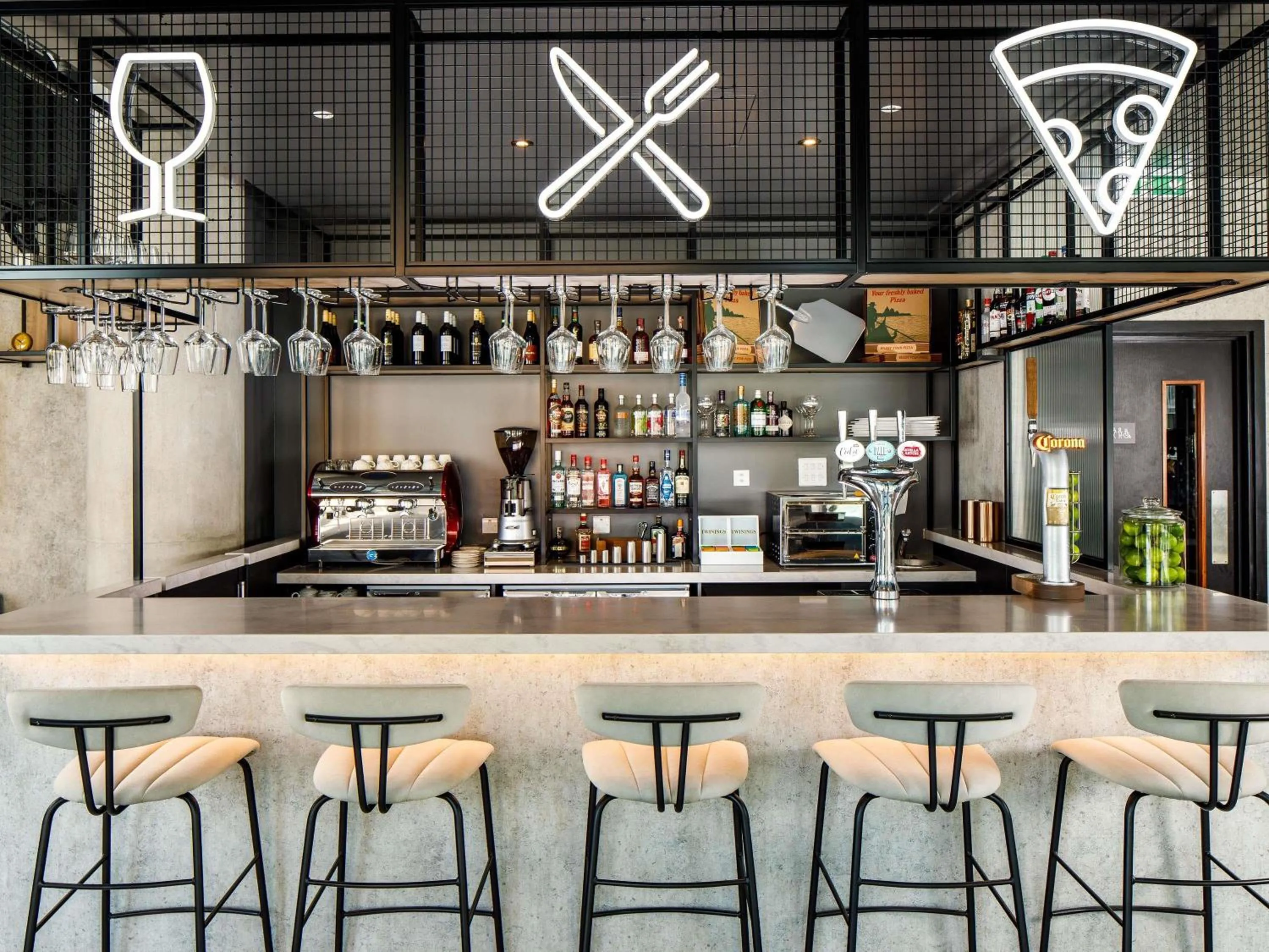 Lounge or bar in Aparthotel Adagio London Sutton Point