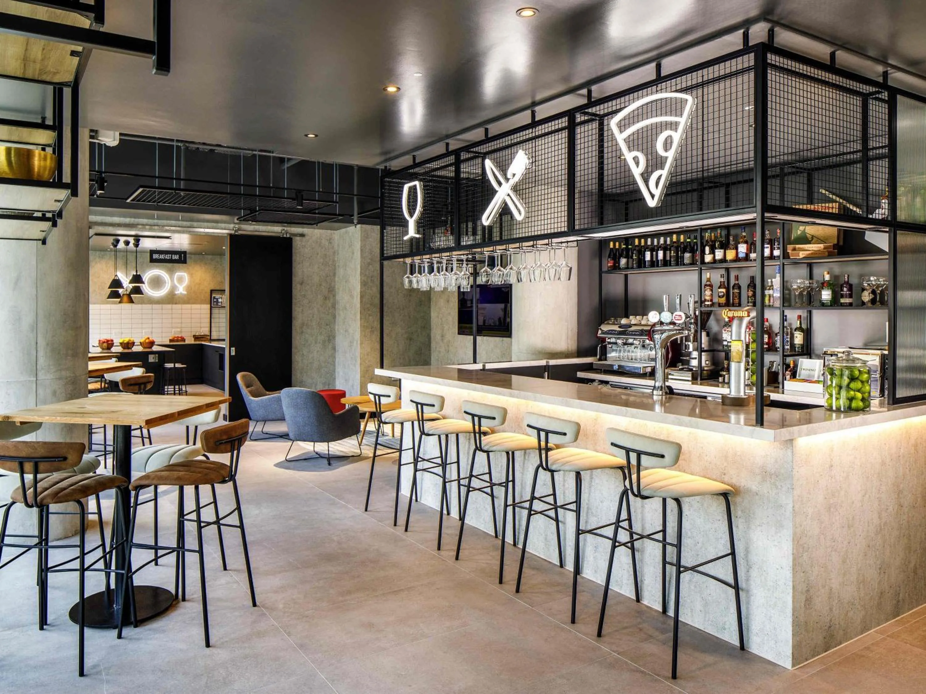 Restaurant/places to eat in Aparthotel Adagio London Sutton Point