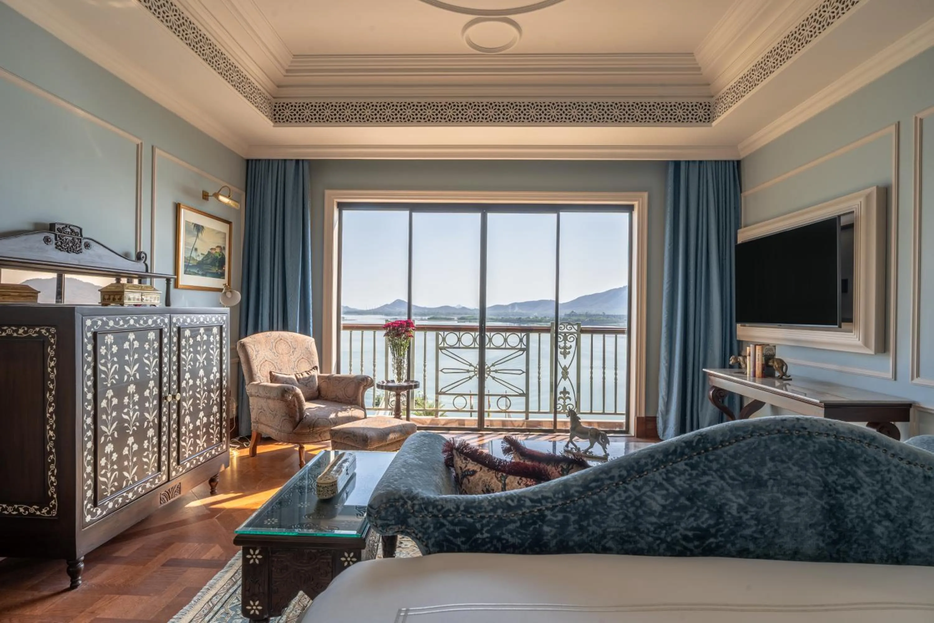 Lake view, Bed in Raffles Udaipur