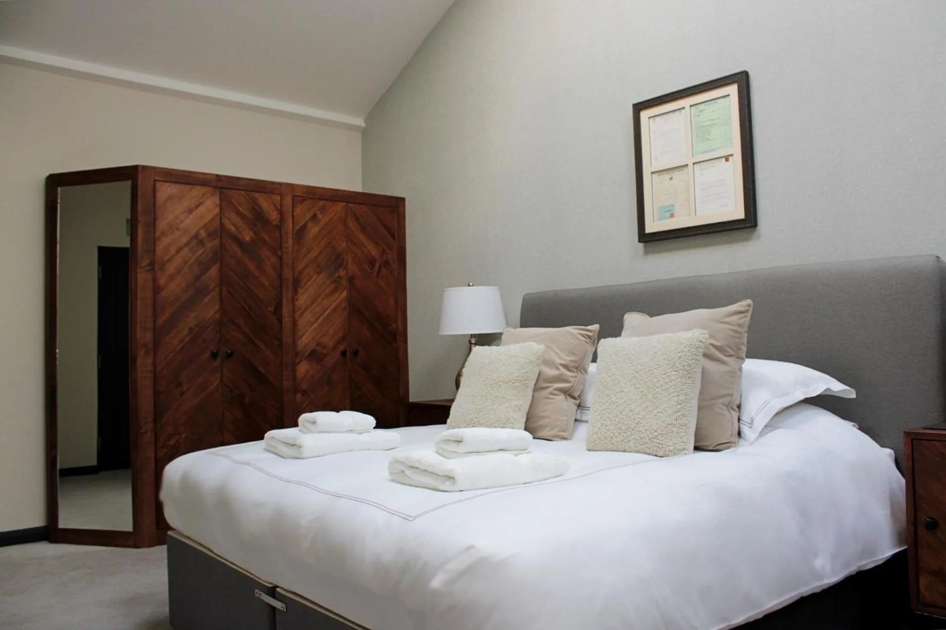 Bedroom, Bed in The Merchant's Yard