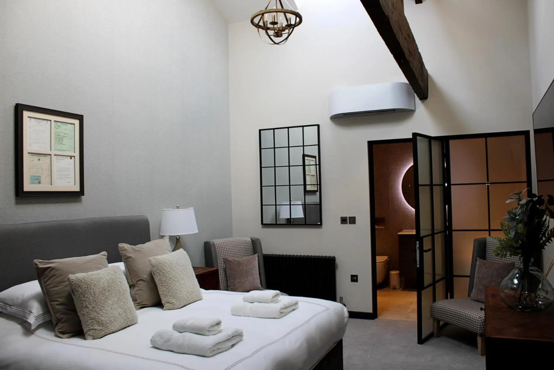 Bedroom, Bed in The Merchant's Yard