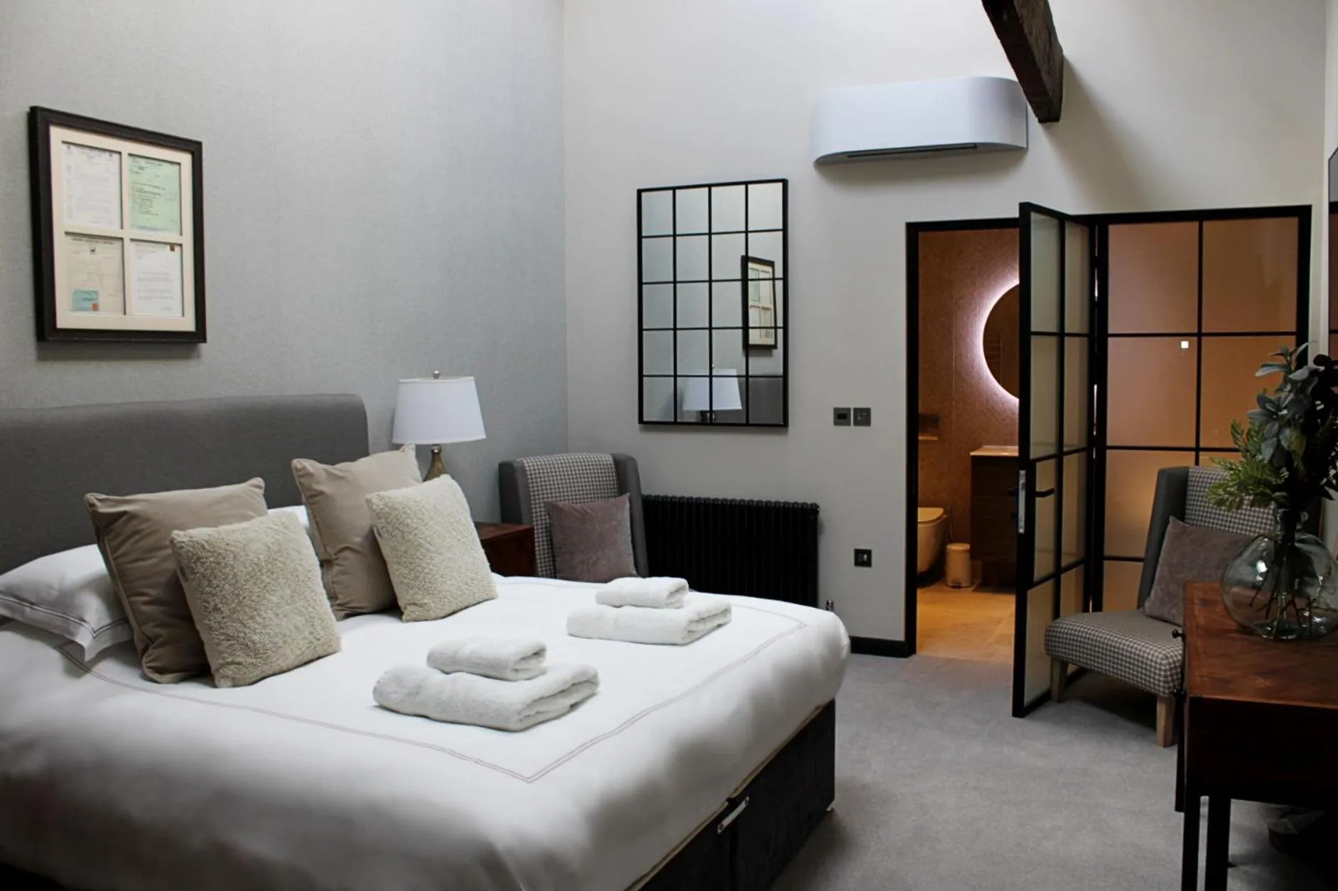 Bedroom, Bed in The Merchant's Yard