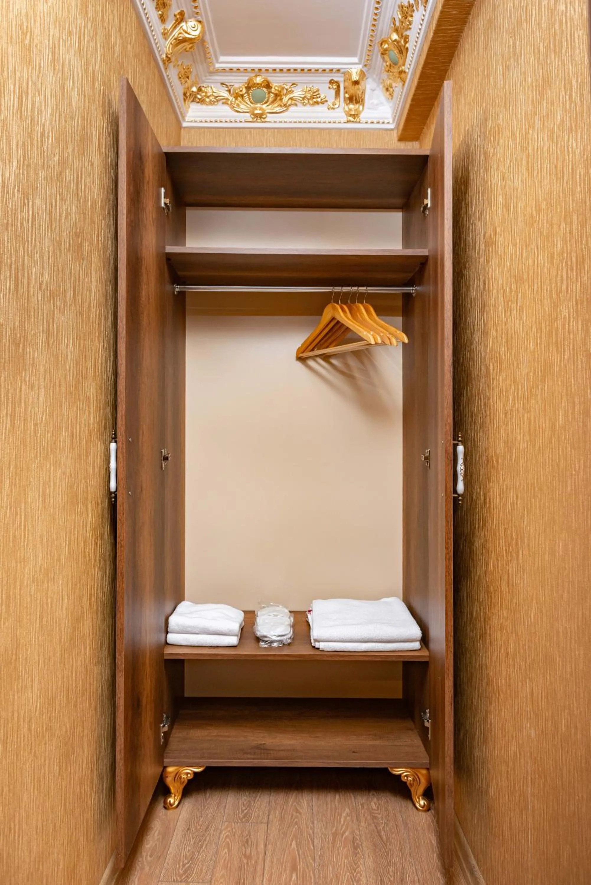 Photo of the whole room in The Ottoman