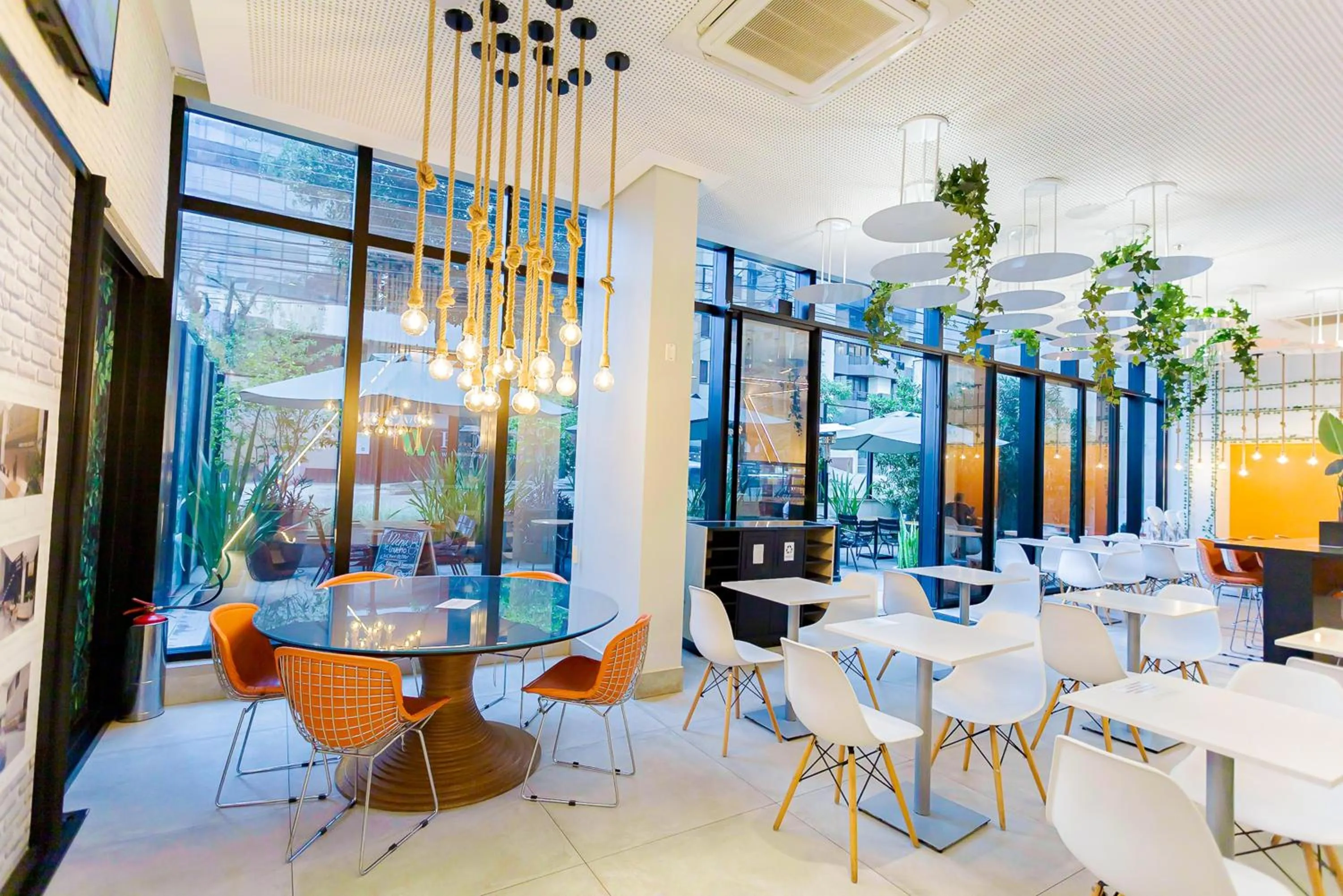 Restaurant/places to eat in Helbor Stay Batel