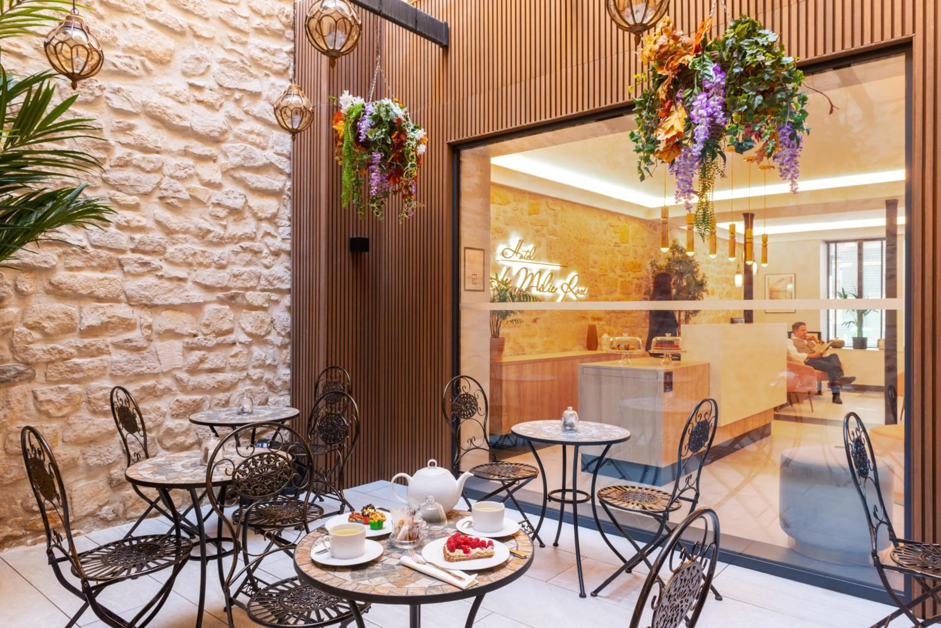 Patio in Hôtel Le Milie Rose