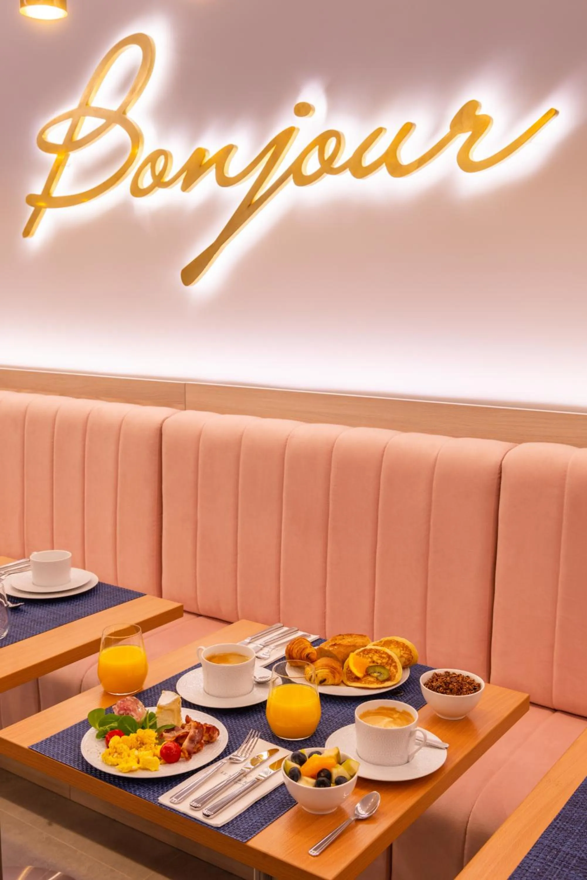 Breakfast in Hôtel Le Milie Rose