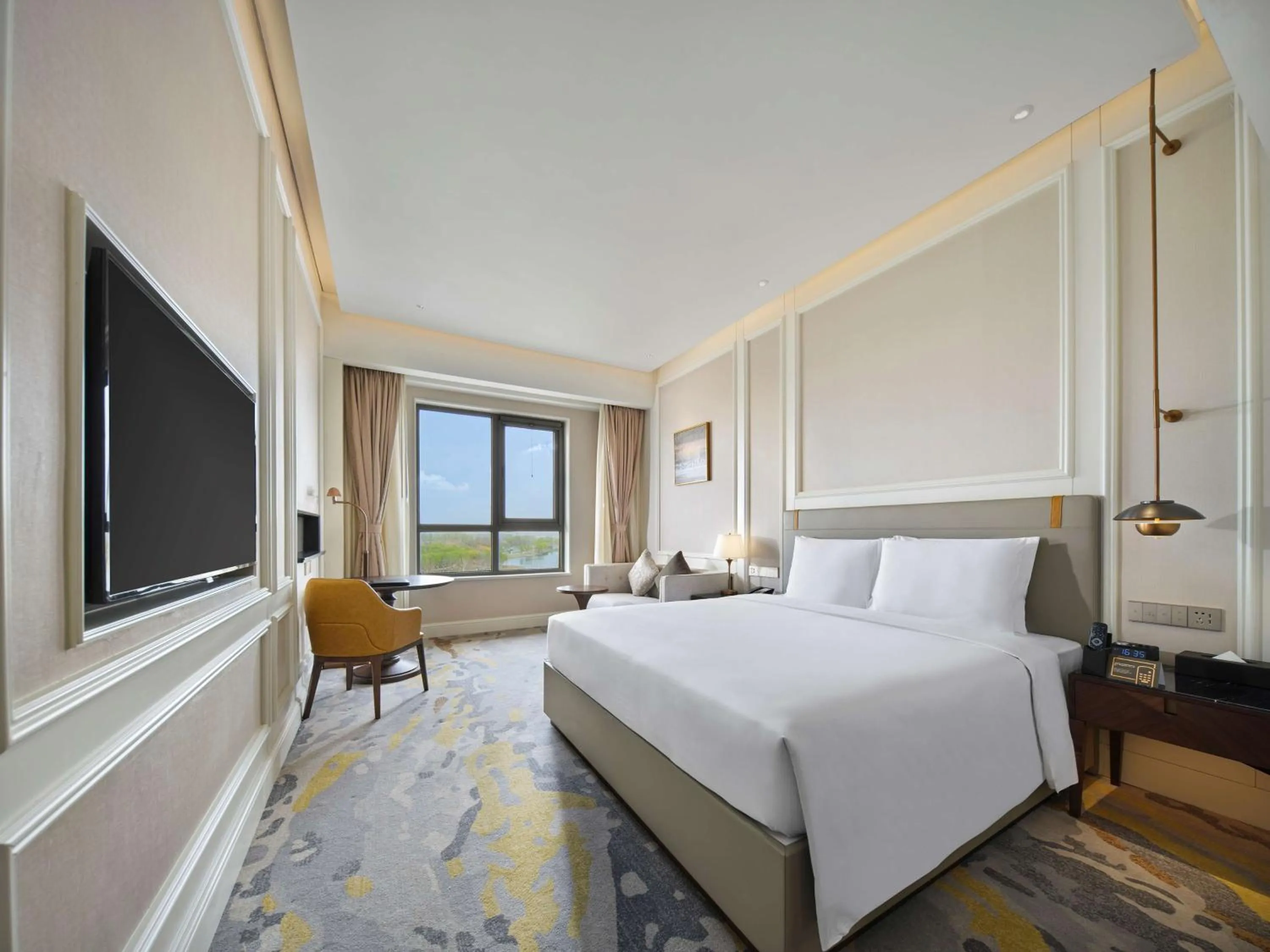 Bedroom, Bed in Hollick Hotel Wen'An, Tapestry Collection By Hilton