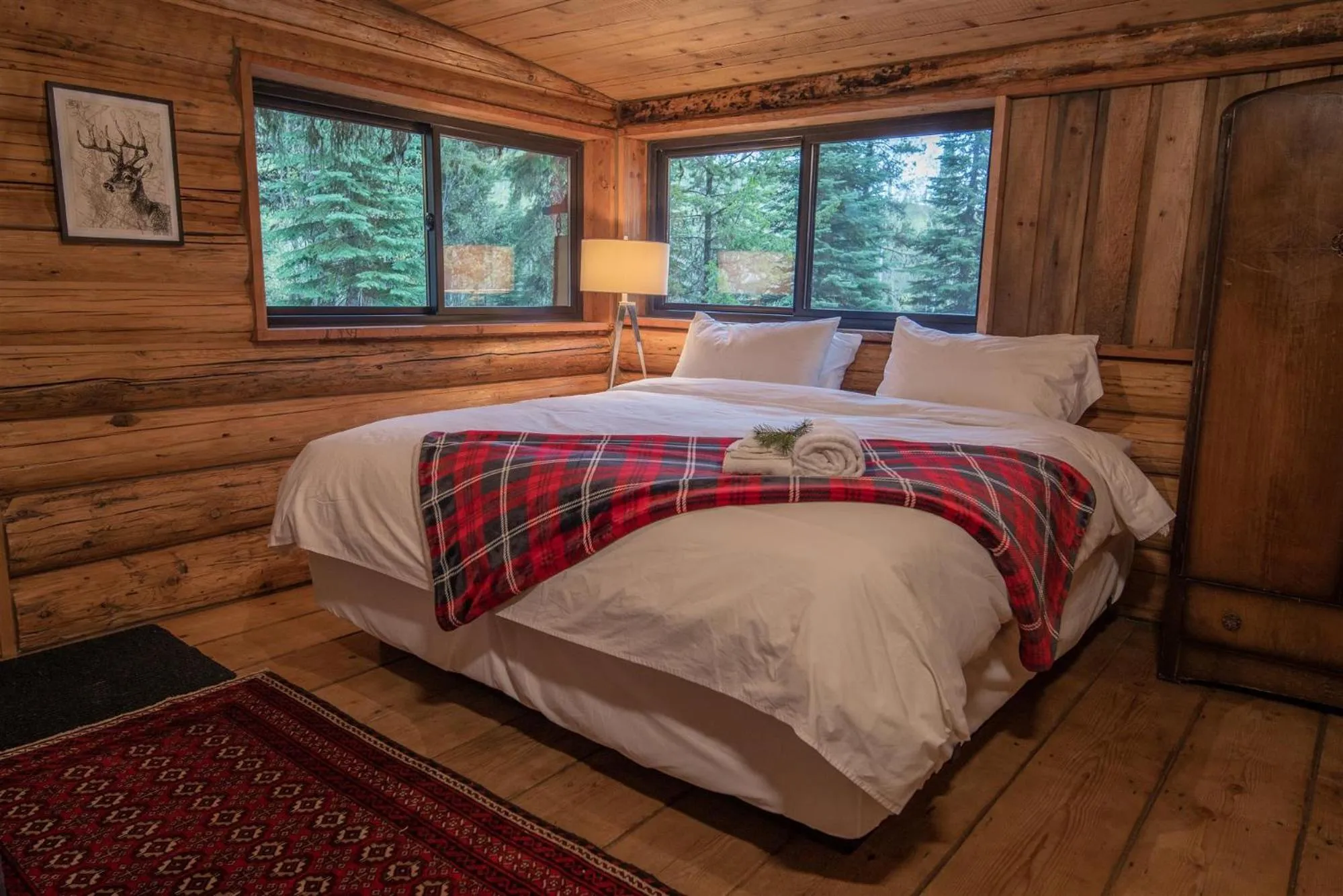 Bedroom, Bed in Chute Lake Lodge
